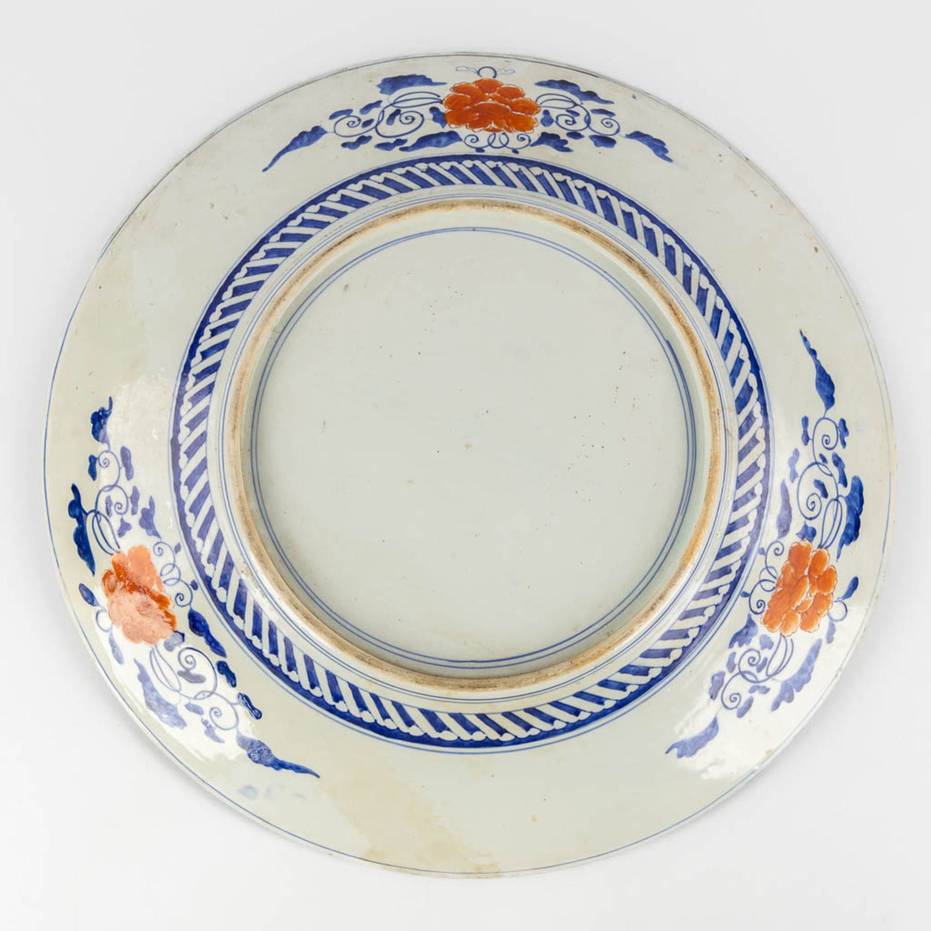 An exceptionally large Japanese Imari plate, 19th C. (D:62 cm) - Bild 13 aus 15
