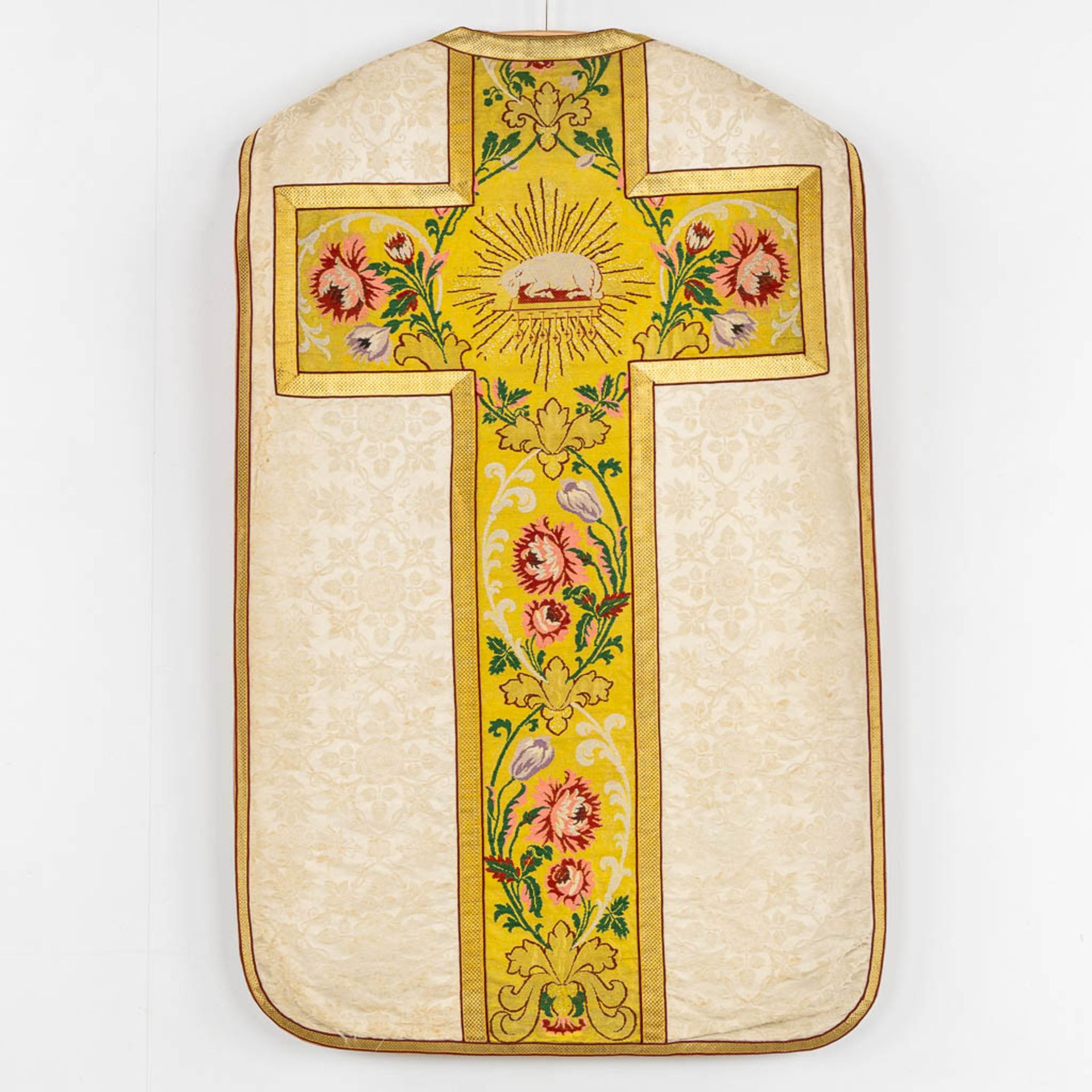 Four Dalmatics and two Roman Chasubles, Embroideries with floral decors. - Bild 15 aus 39