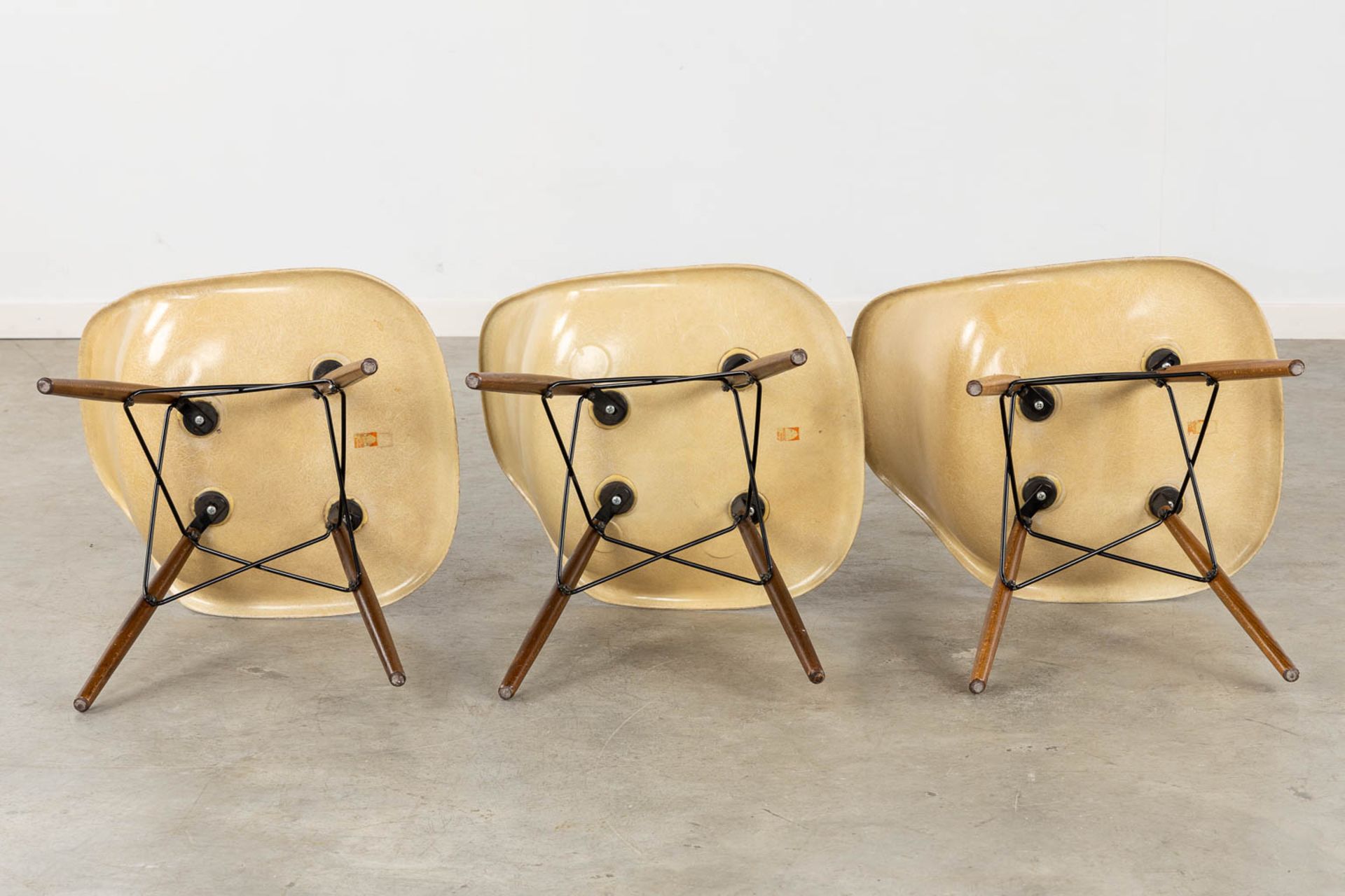 Charles & Ray EAMES (XX-XXI) '6 Fiberglass side chair DSW' for Herman Miller. Circa 1980. (L:53 x W: - Bild 7 aus 22