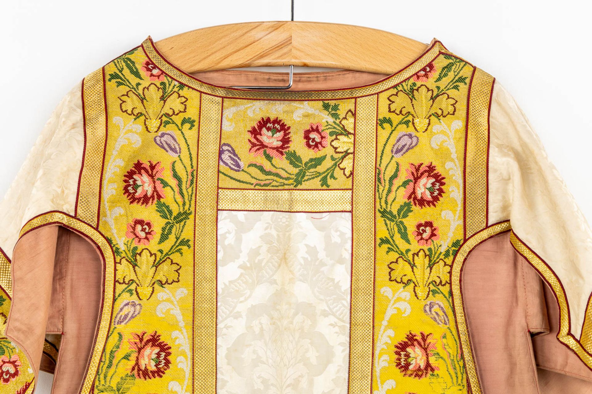 Four Dalmatics and two Roman Chasubles, Embroideries with floral decors. - Bild 13 aus 39