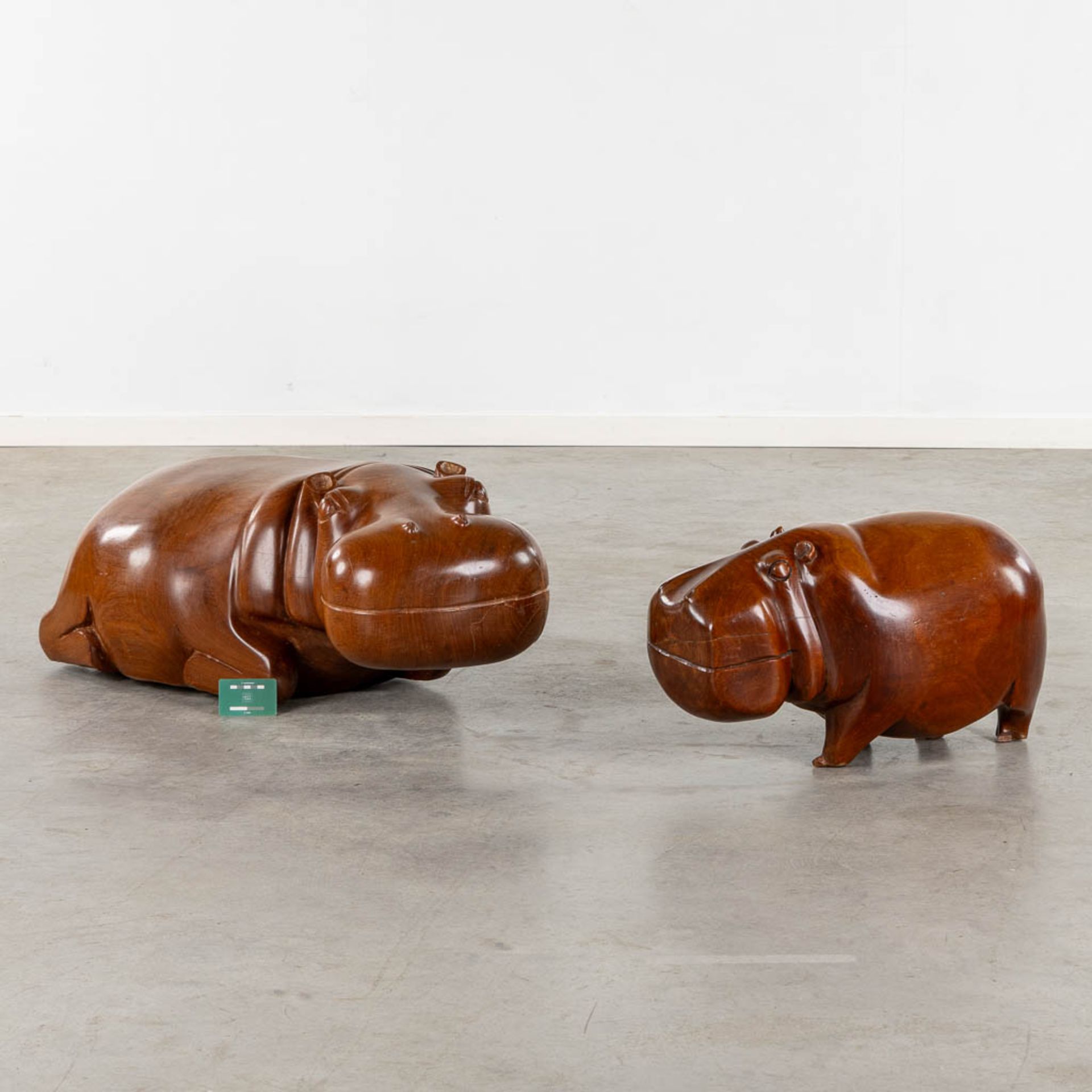 Two benches in the shape of a hippo, sculptured mahogany. (L:50 x W:94 x H:35 cm) - Image 2 of 13