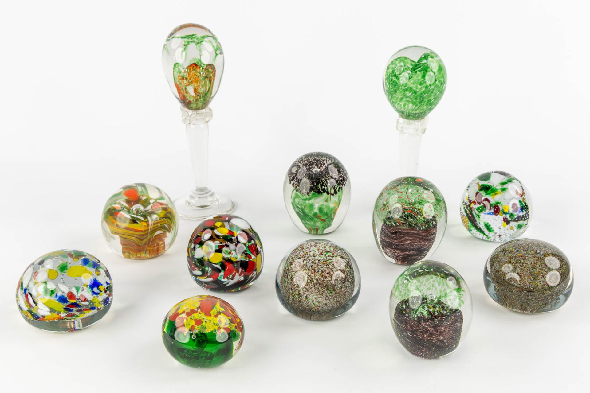 A large collection of 23 glass paperweights, Murano, Italy. (H:22,5 cm) - Bild 11 aus 17