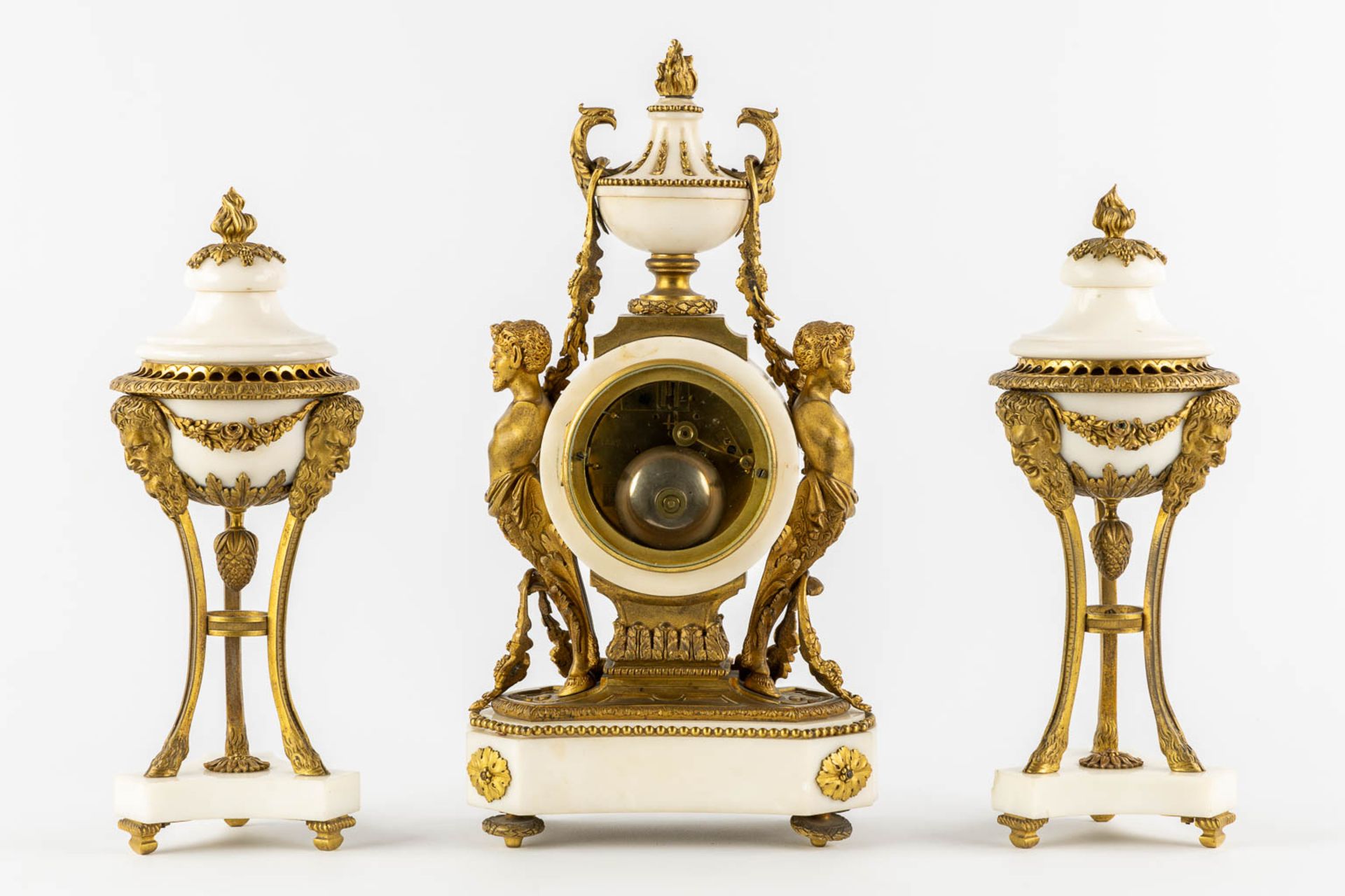 A three-piece mantle garniture clock and cassolettes, Carrara marble mounted with bronze, Louis XVI  - Bild 6 aus 14