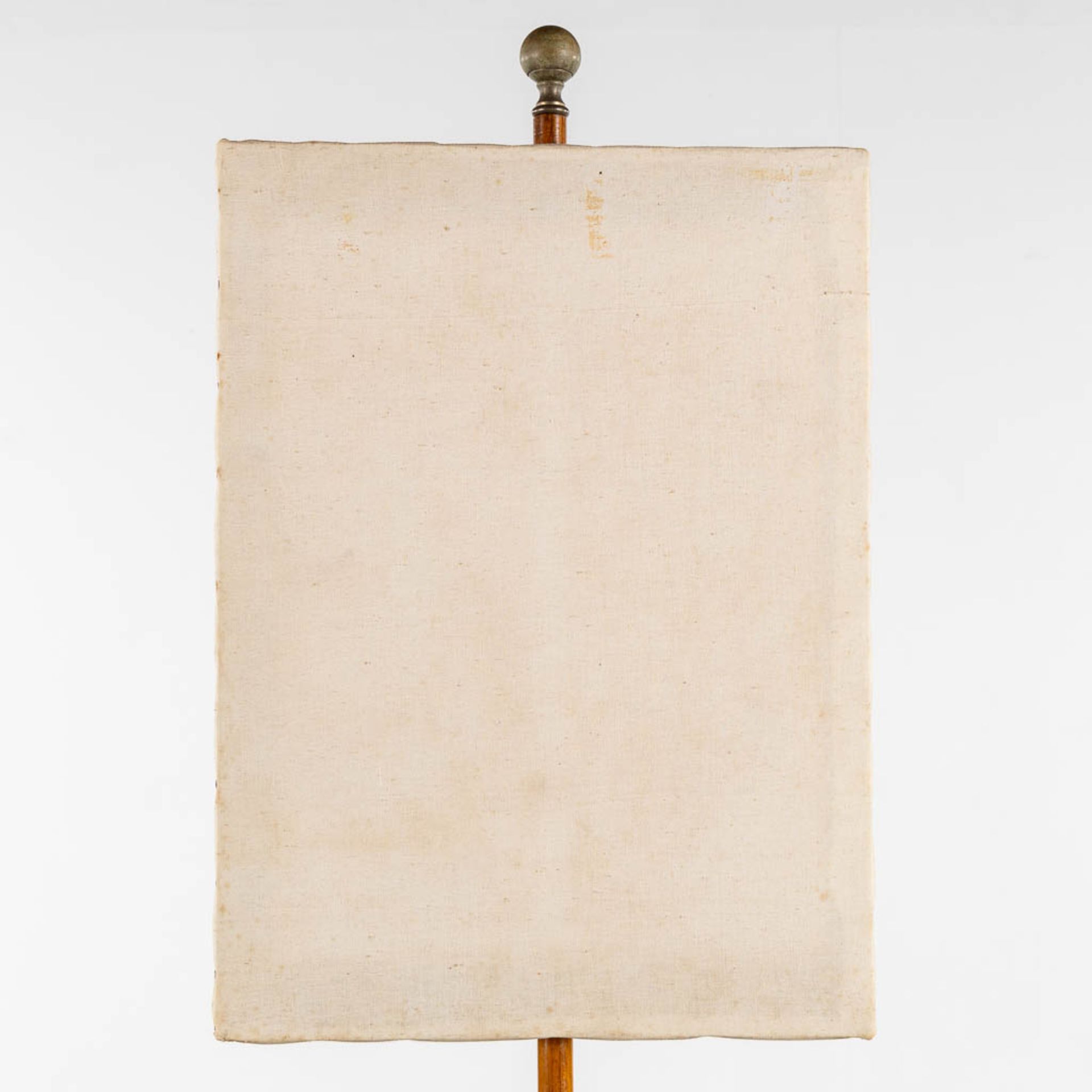 A rare, wood sculptured 'Pole Screen', mahogany and brass. England, 19th C. (L:29 x W:29 x H:148 cm) - Bild 6 aus 9