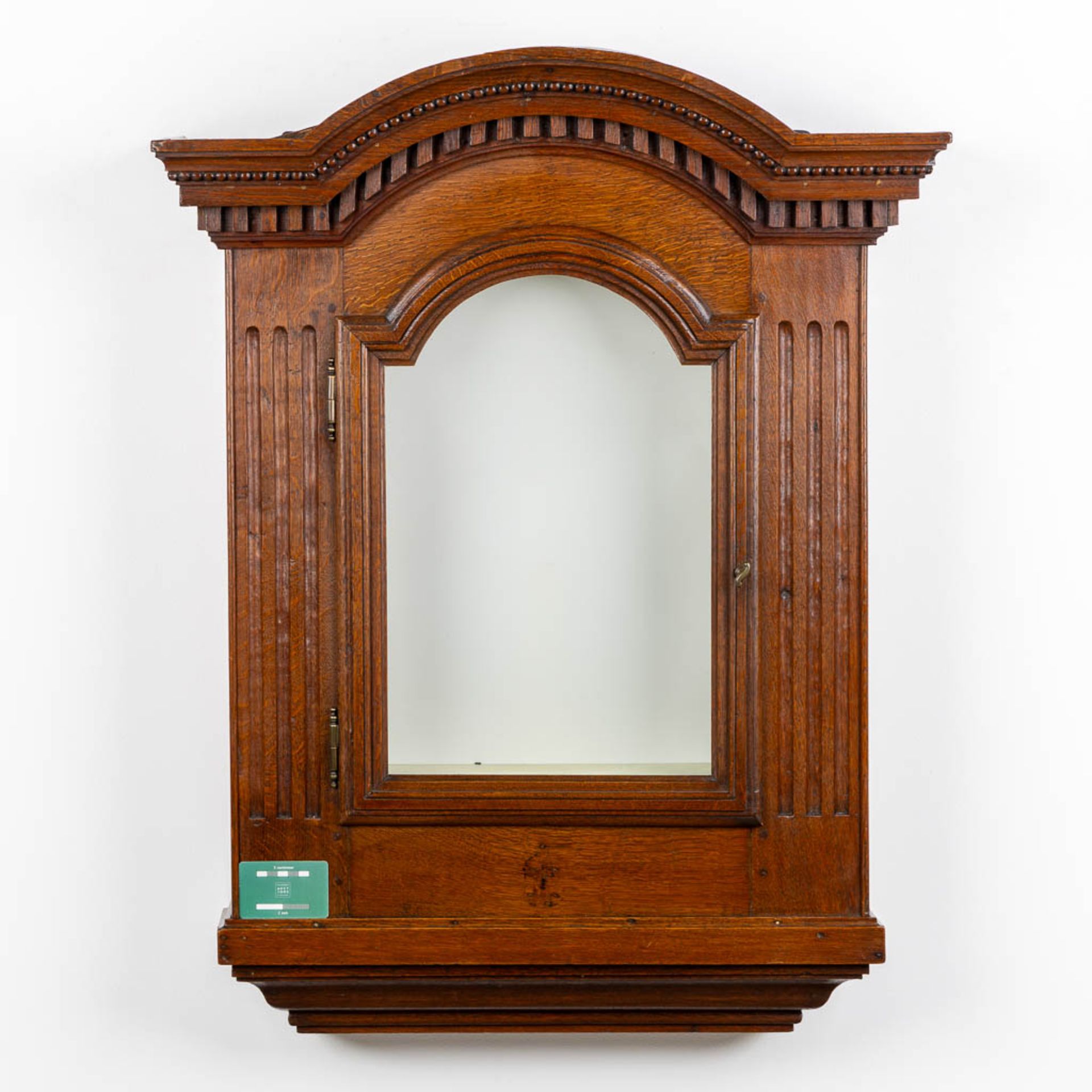A small wall-mounted display cabinet, Oak, 19th C. (L:23 x W:75 x H:96 cm) - Image 2 of 8