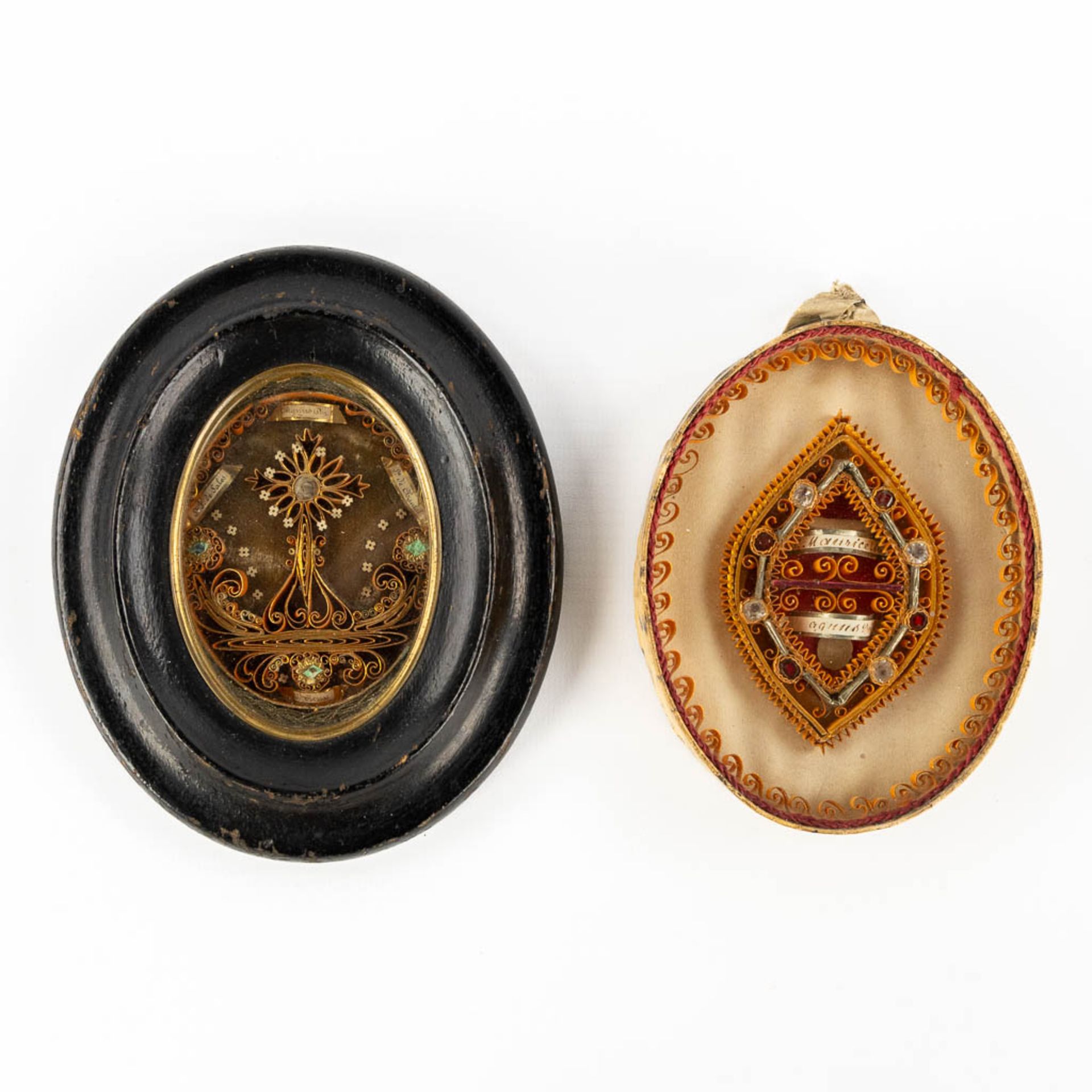 Two reliquary frames with 4 and 2 relics/Agnus Dei, framed in an oval frame. (W:12 x H:15 cm)