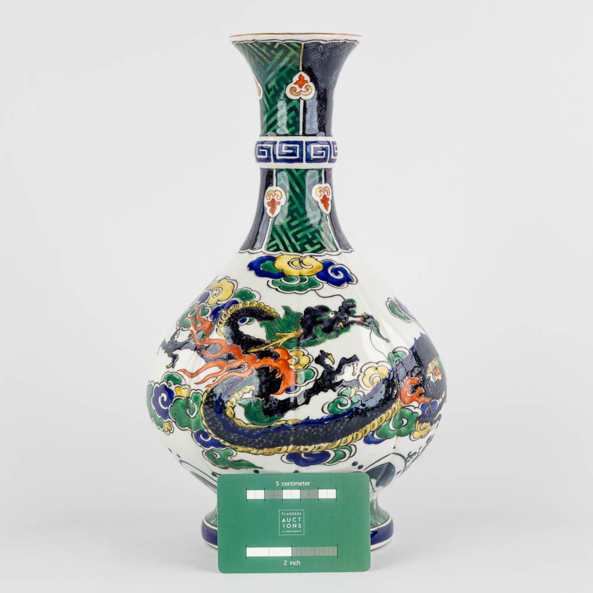 An antique Japanese vase with a three clawed dragon decor, 19th C. (H:30 x D:18 cm) - Image 2 of 10