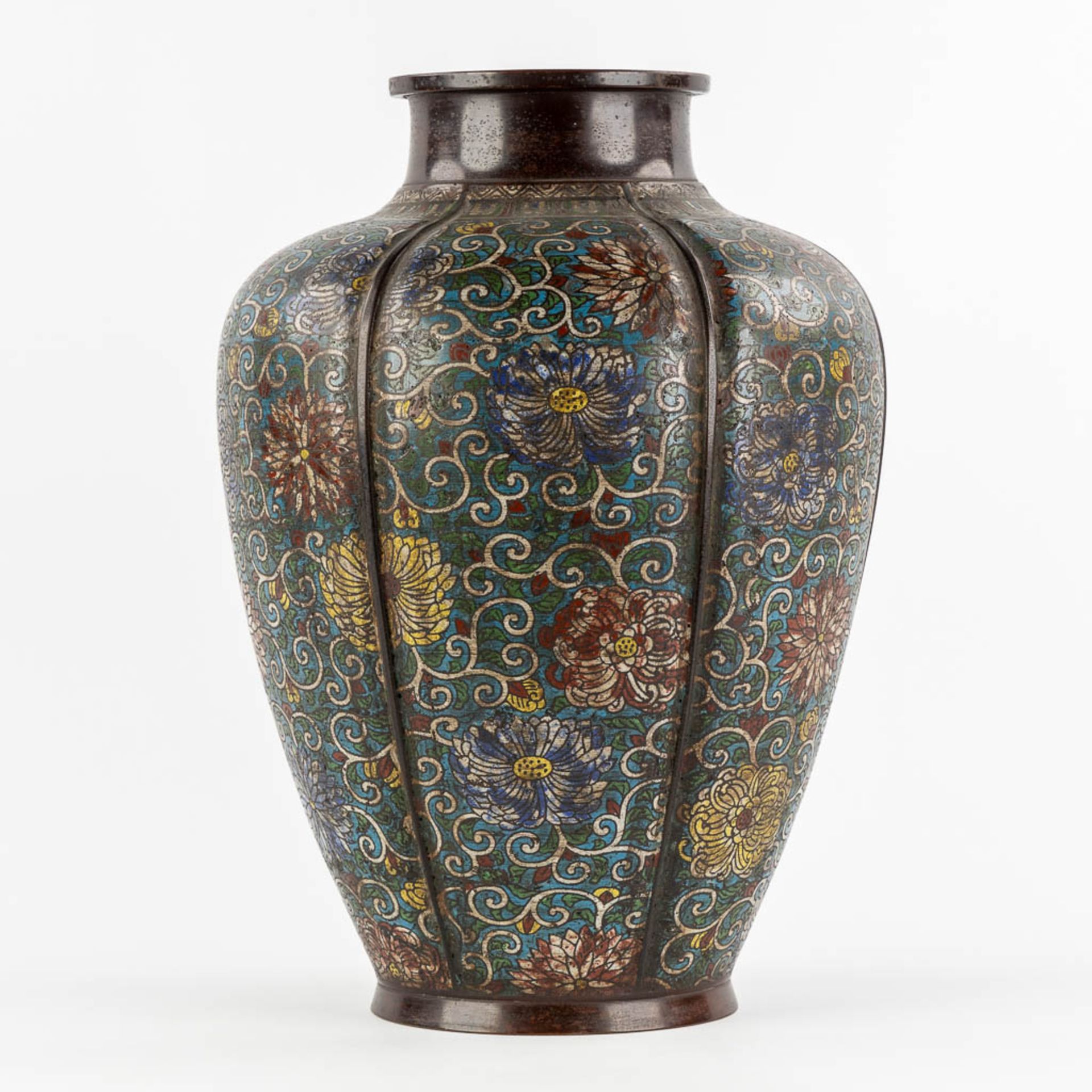 A large and Oriental vase, bronze met een Champsleve decor. (H:45 x D:32 cm)