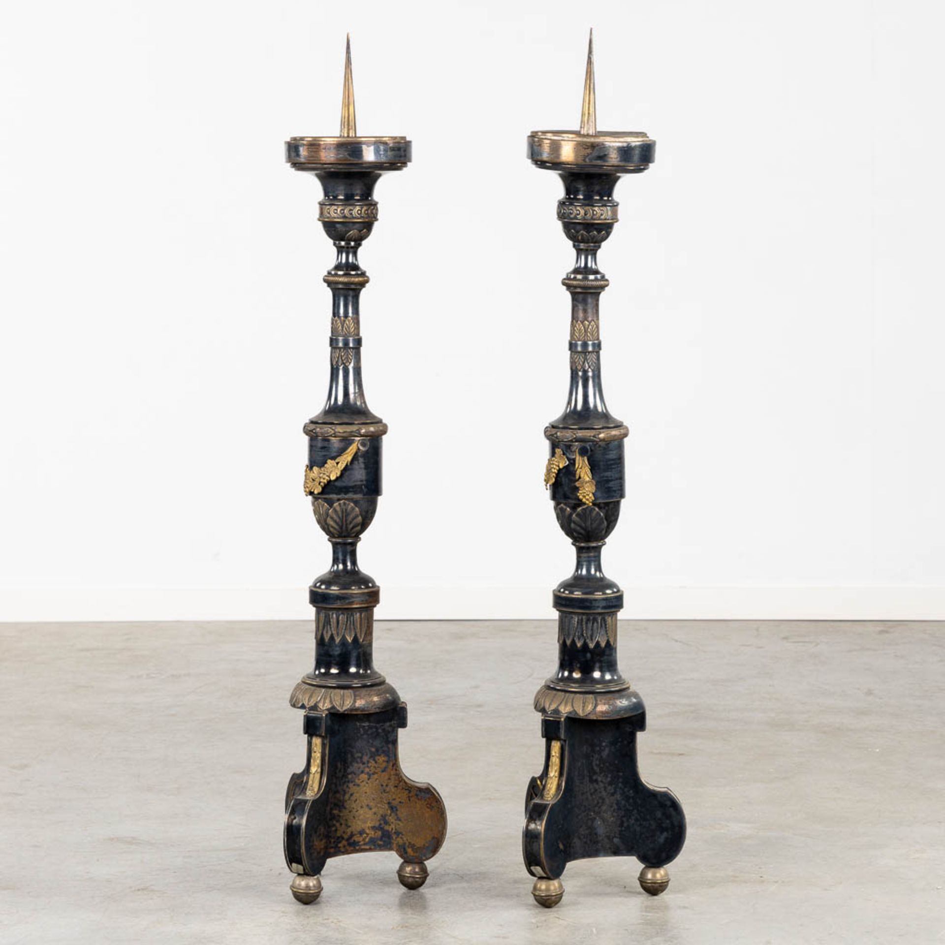 A pair of Church Candlesticks, silver- and gold-plated metal. 19th C. (H:120 cm) - Image 5 of 9