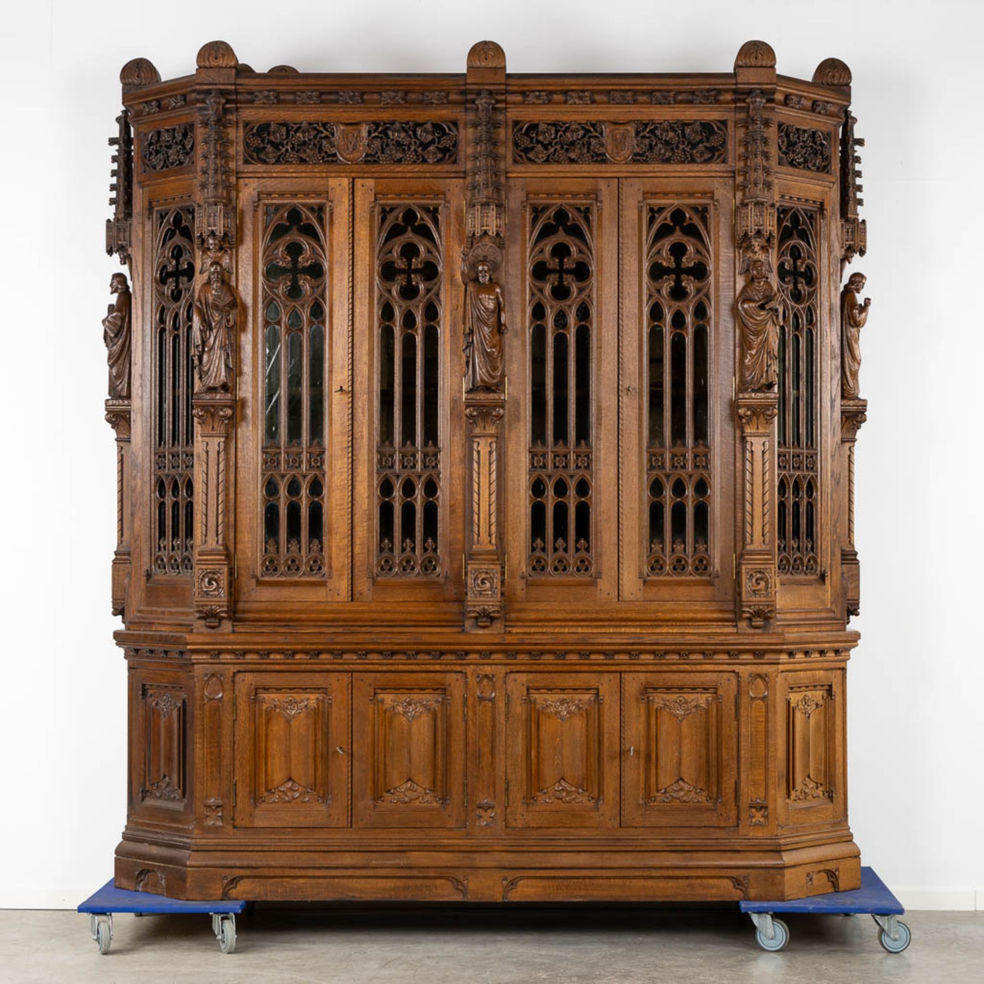 An exceptionally sculptured Gothic Revival library. Circa 1900. (L:62 x W:236 x H:264 cm)