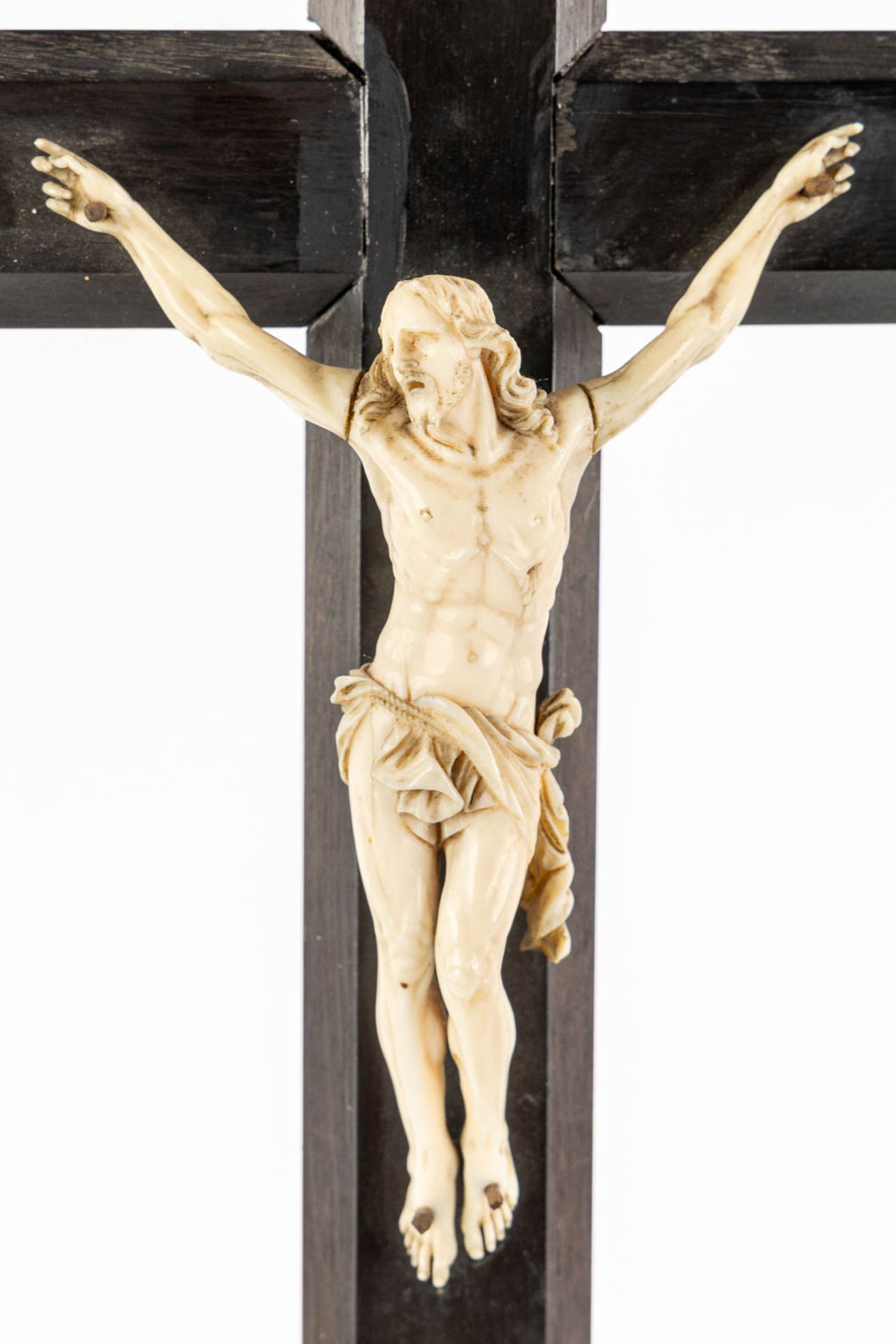 An antique Corpus Christi mounted on an ebonised wood crucifix, Ivory sculpture, 19th C. (L:9,5 x W: - Bild 9 aus 11