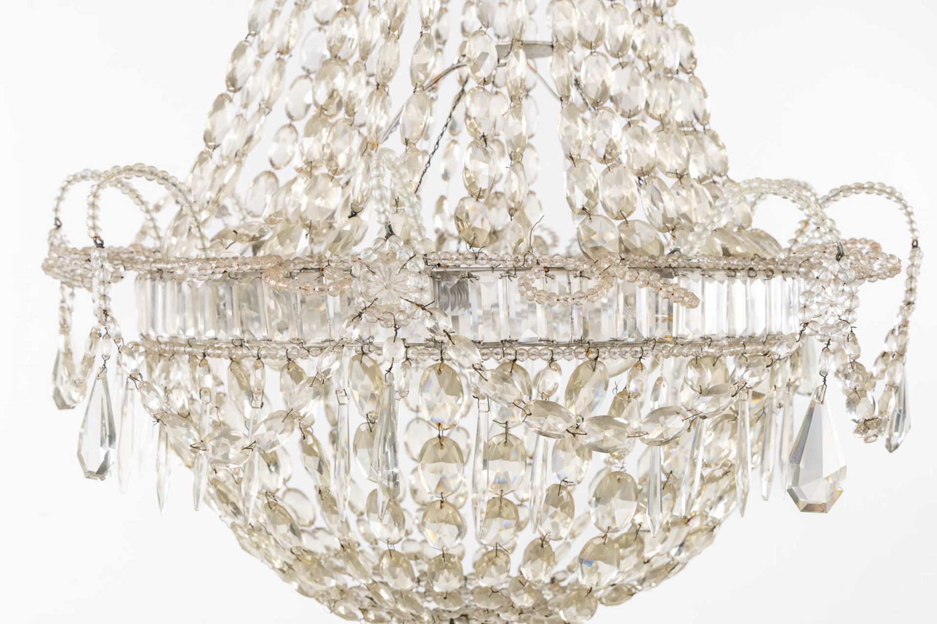 An antique 'Sac-à-Perles' chandelier, metal mounted with glass. Circa 1920. (H:110 x D:76 cm) - Bild 6 aus 8