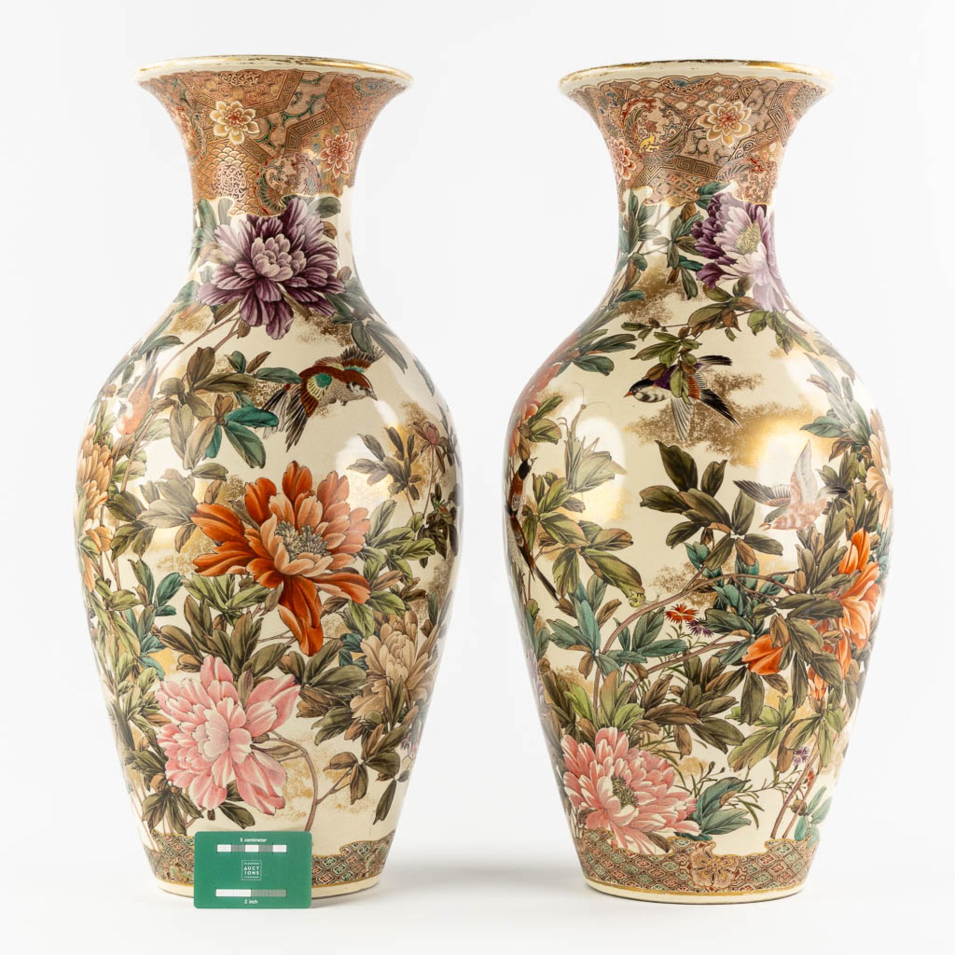 A pair of very finely painted, Japanse vases with a Fauna and Flora decor. (H:62 x D:30 cm) - Bild 2 aus 16