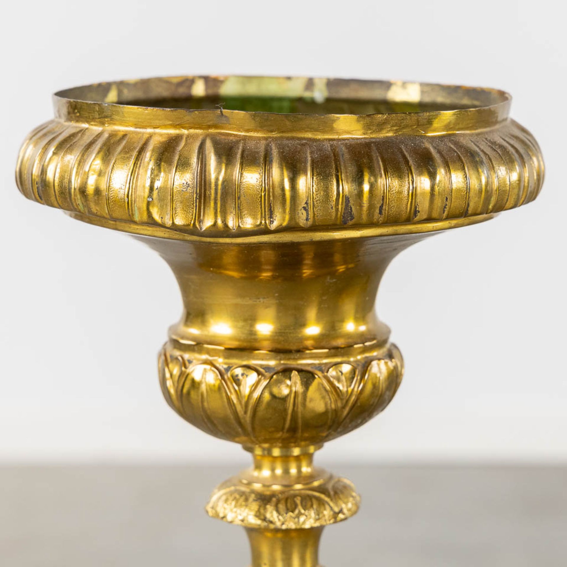 A pair of church candlesticks, brass. 19th C. (H:76 cm) - Bild 8 aus 13