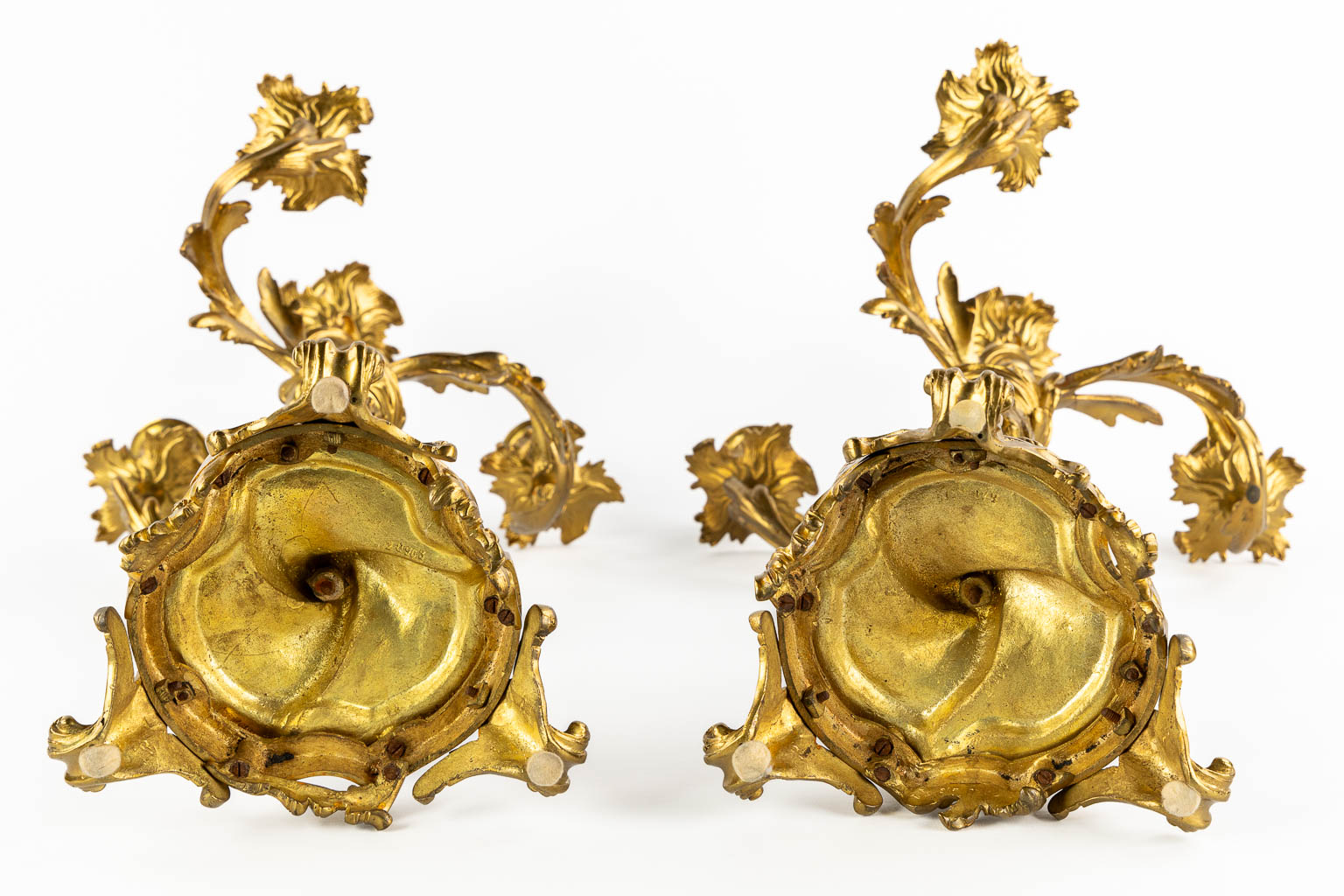 A pair of candelabra, bronze in Louis XV style. Circa 1900. (H:54 x D:27 cm) - Image 5 of 9