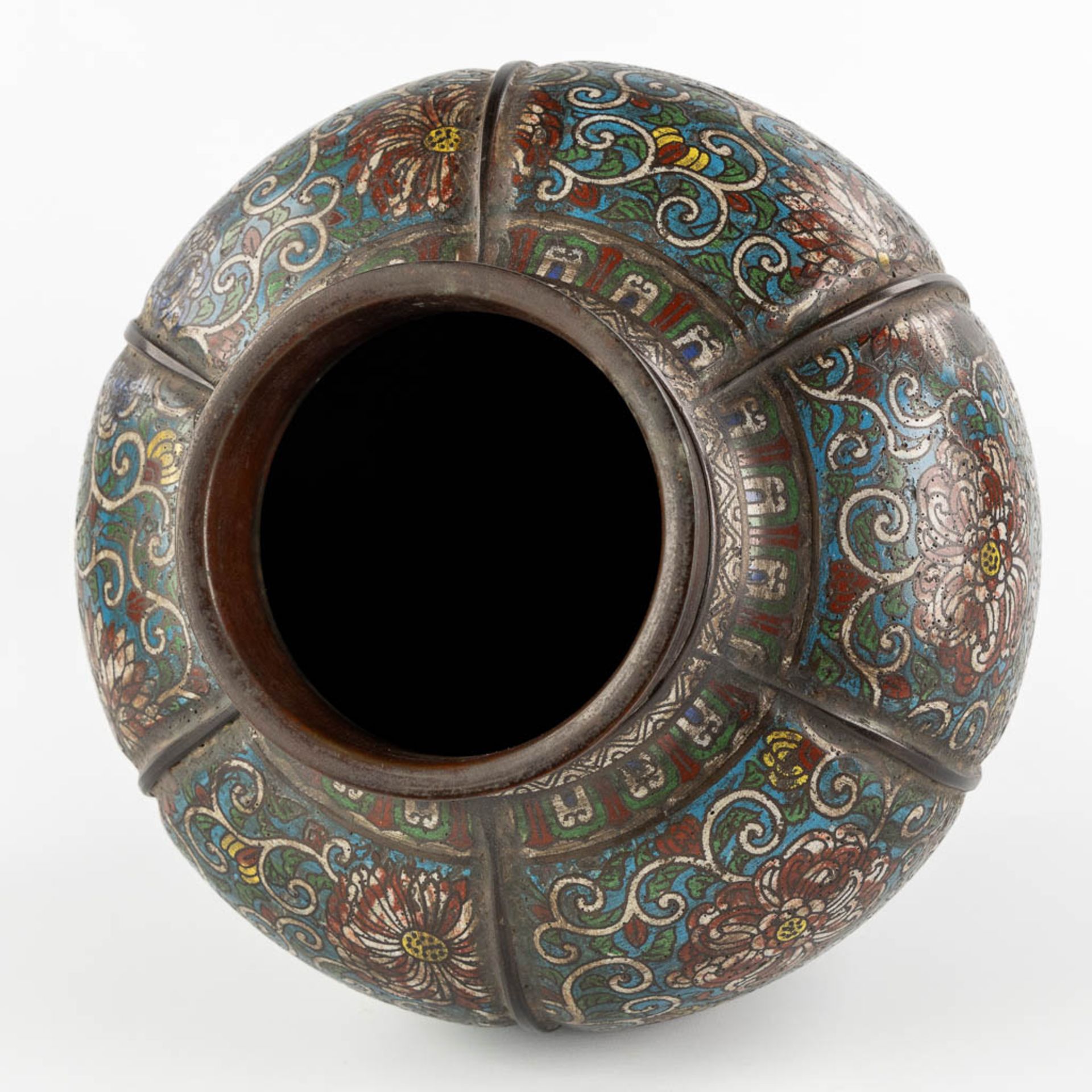 A large and Oriental vase, bronze met een Champsleve decor. (H:45 x D:32 cm) - Bild 8 aus 11