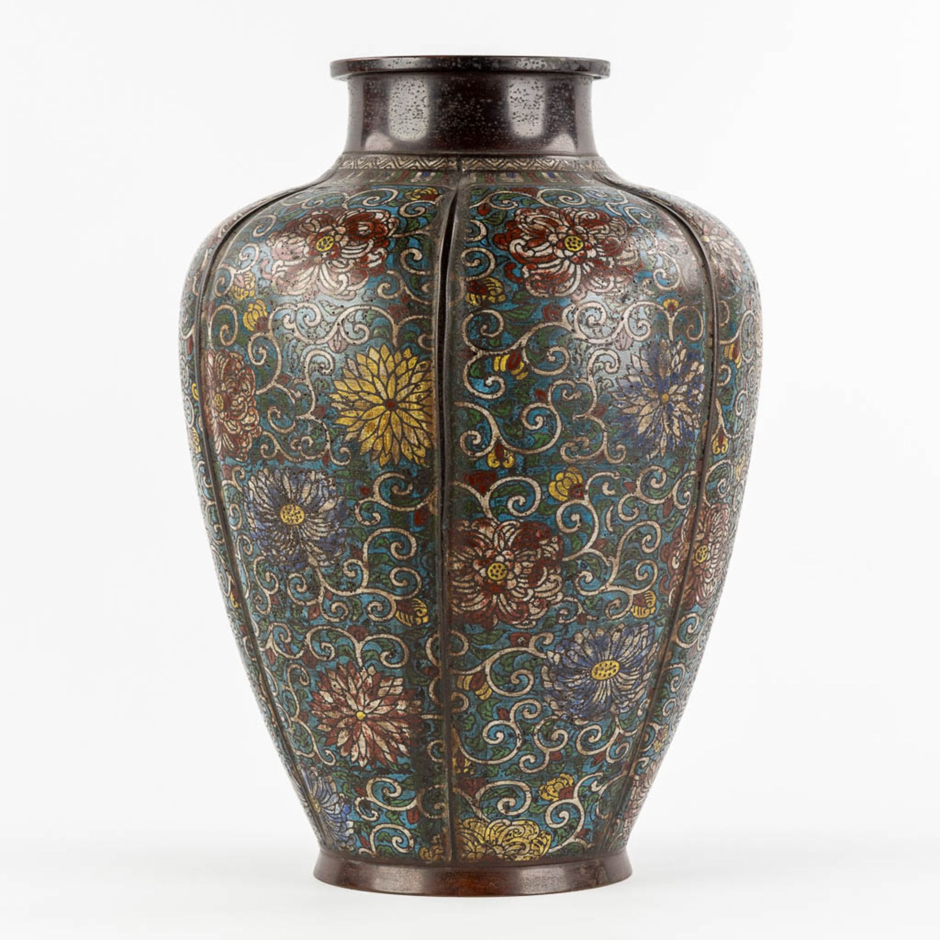 A large and Oriental vase, bronze met een Champsleve decor. (H:45 x D:32 cm) - Image 5 of 11