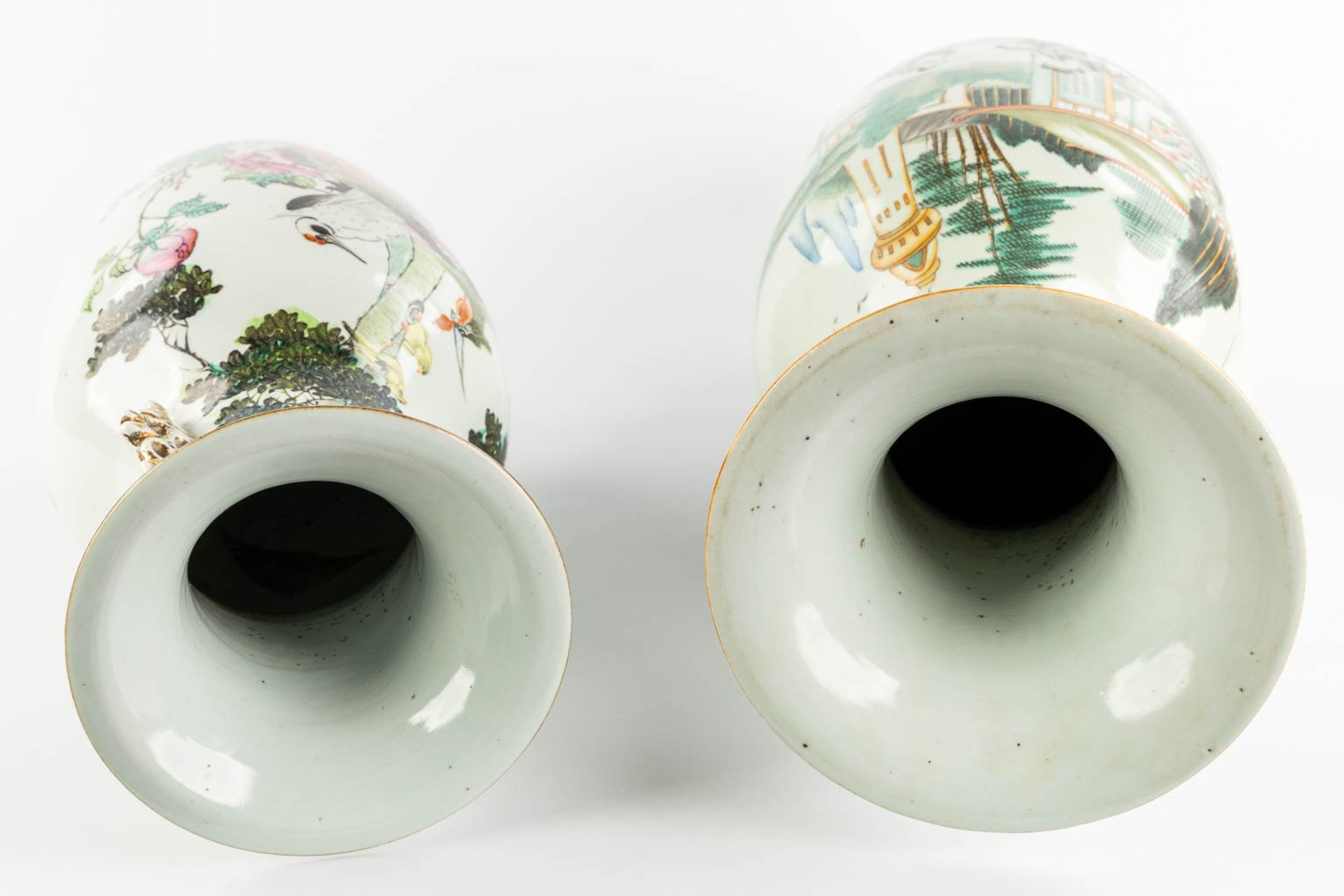 Two Chinese Famille Rose vases decorated with figurines. 19th/20th C. (H:58 x D:23 cm) - Bild 8 aus 15