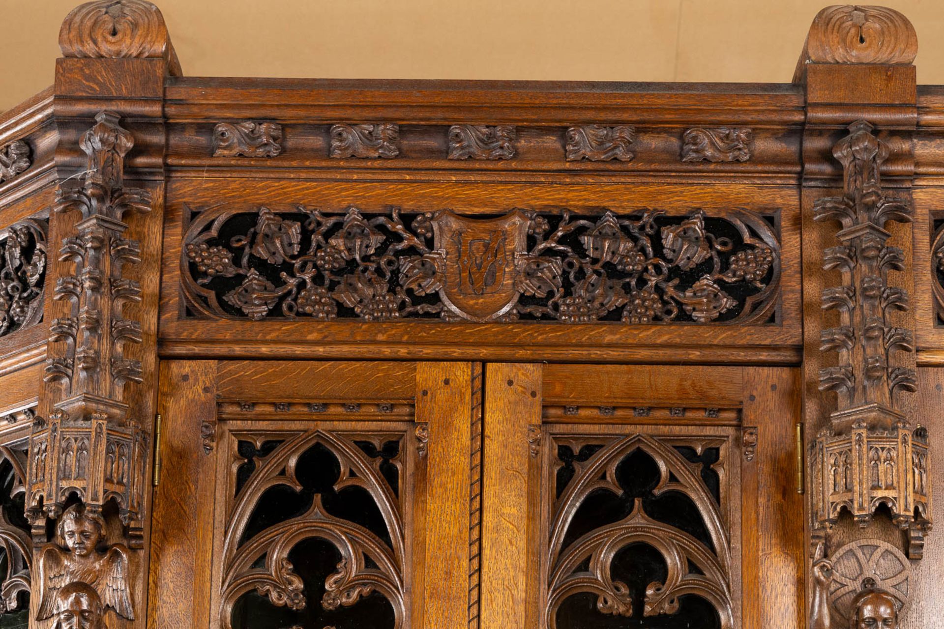 An exceptionally sculptured Gothic Revival library. Circa 1900. (L:62 x W:236 x H:264 cm) - Bild 8 aus 19