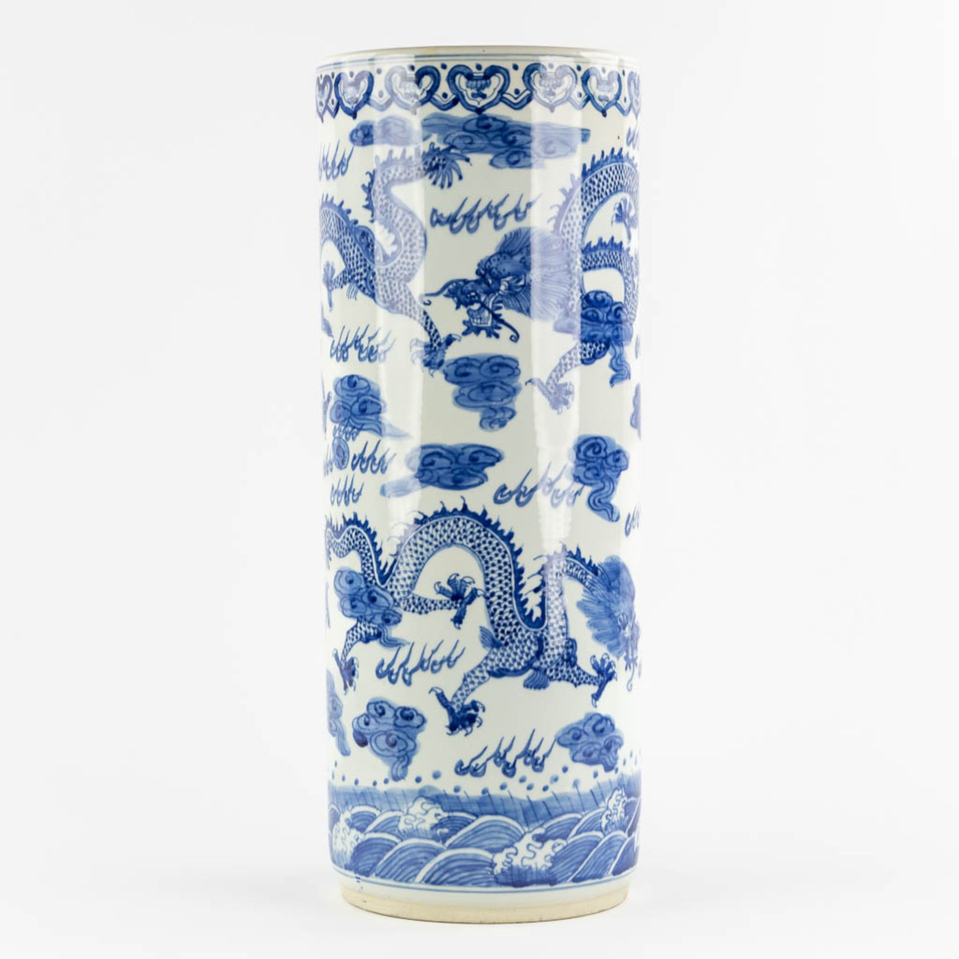 An Oriental umbrella stand, blue-white decor of dragons. 20th C. (H:60 x D:24 cm) - Image 3 of 11
