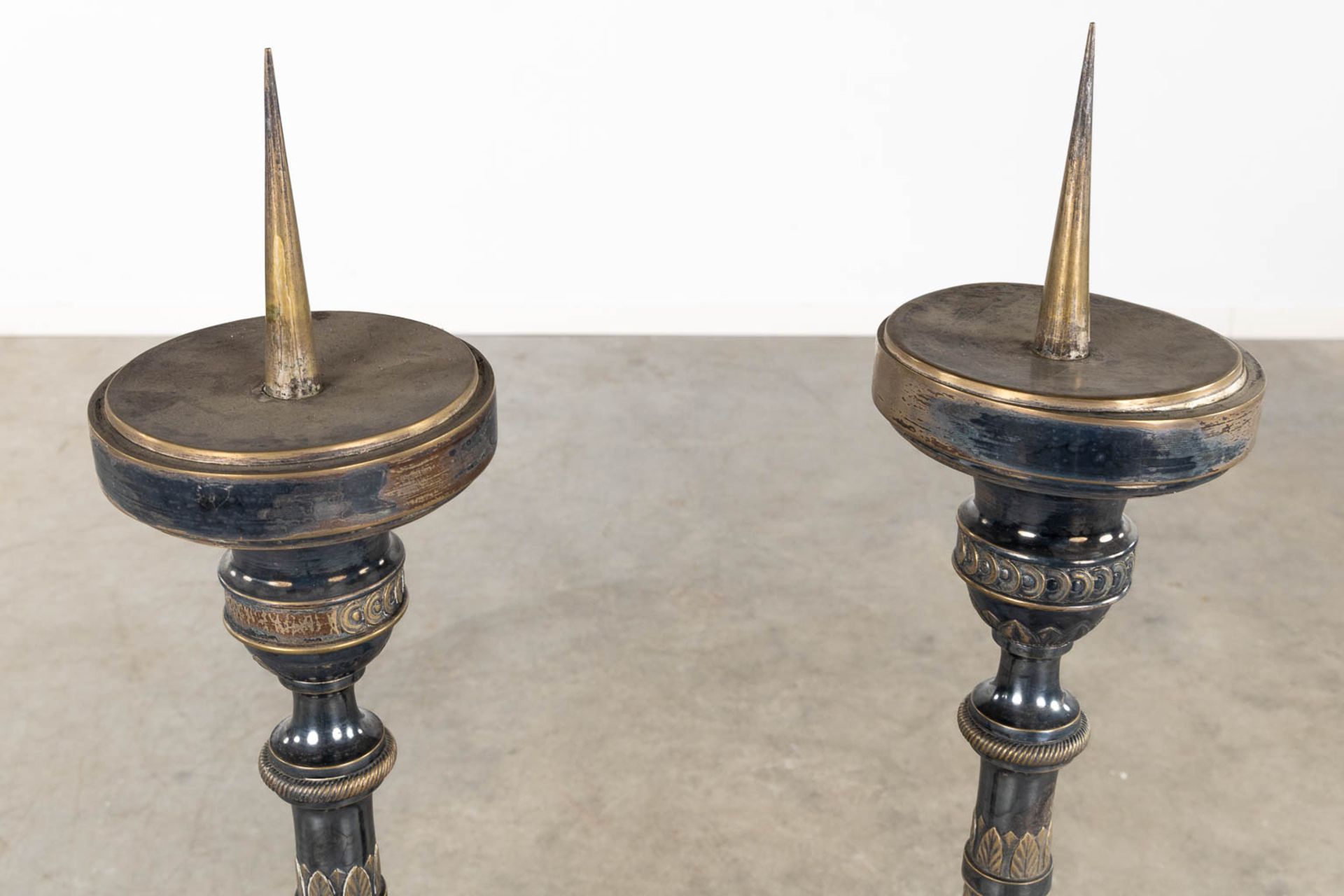 A pair of Church Candlesticks, silver- and gold-plated metal. 19th C. (H:120 cm) - Image 9 of 9