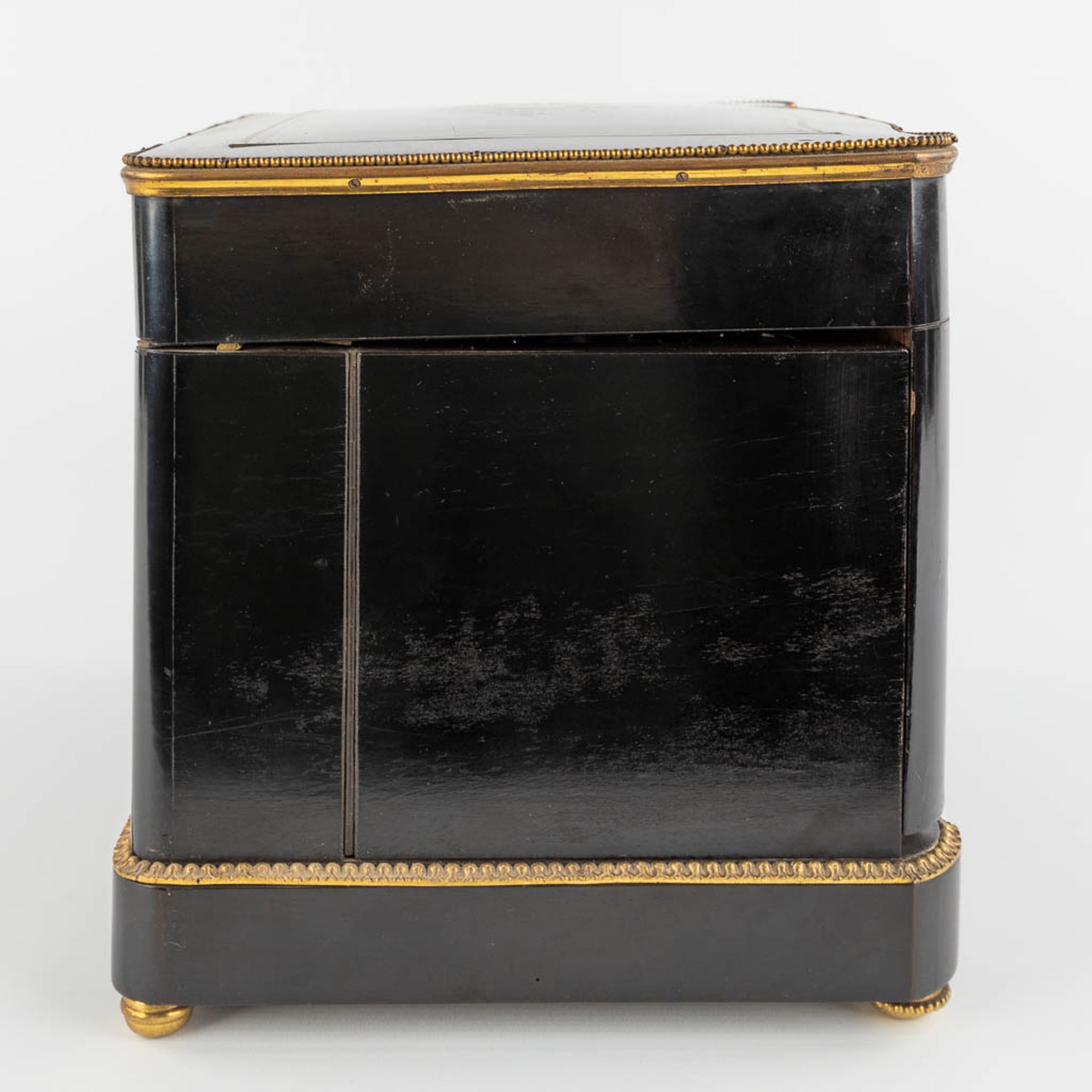 An antique Cave-à-liqueur, liquor box, ebonised wood inlaid with mother of pearl and copper. 19th C. - Image 5 of 16