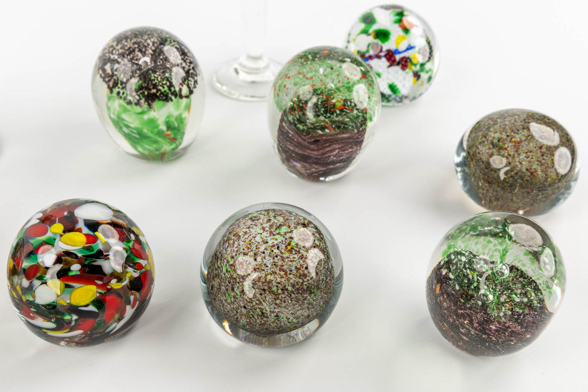 A large collection of 23 glass paperweights, Murano, Italy. (H:22,5 cm) - Bild 12 aus 17