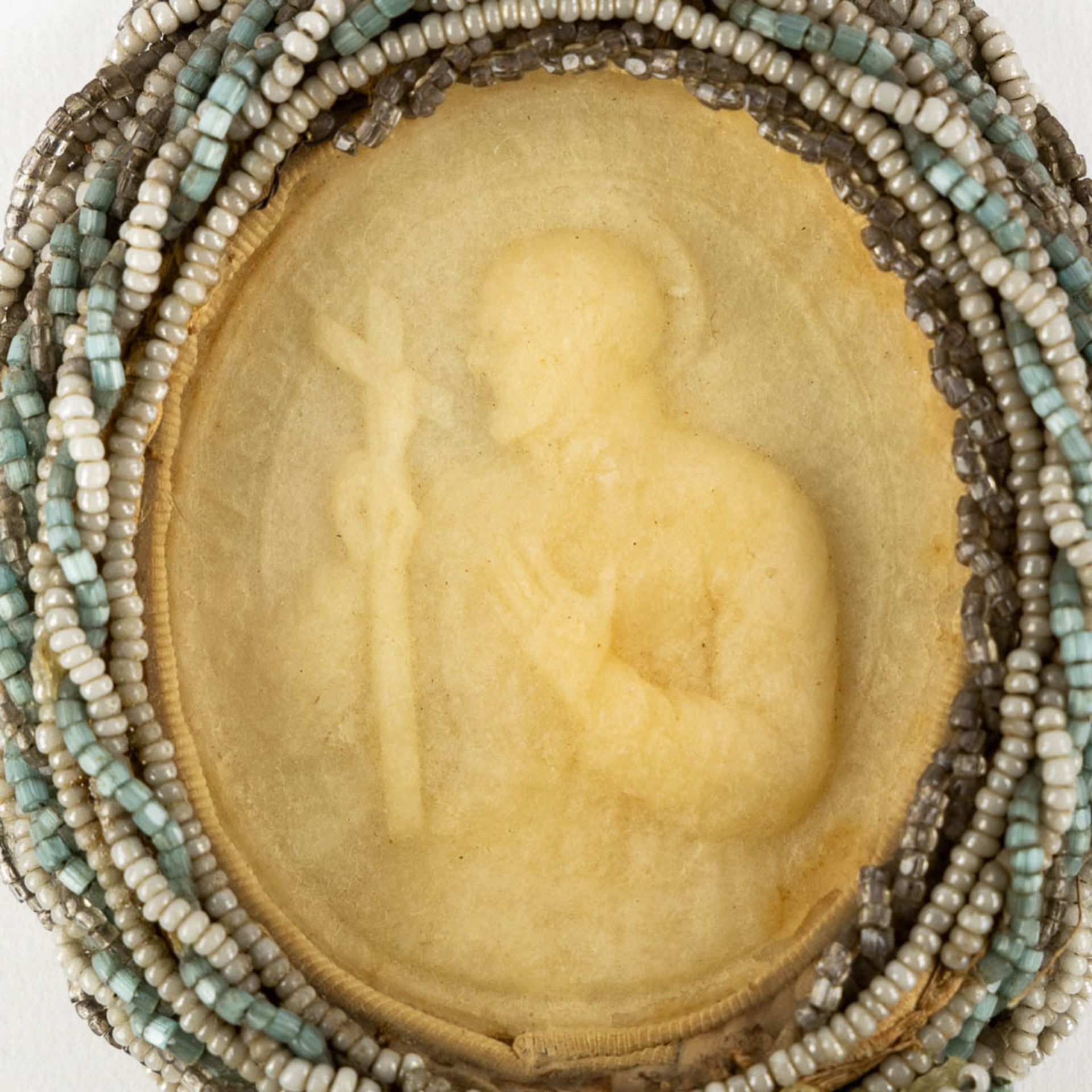 Four antique 'Agnus Dei' wax seals in frames. 19th C. and older. (W:18 x H:20 cm) - Bild 6 aus 15