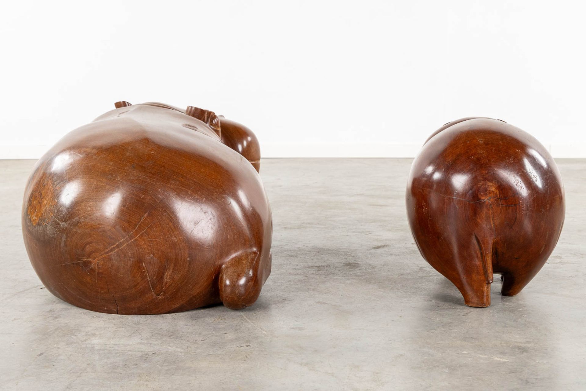 Two benches in the shape of a hippo, sculptured mahogany. (L:50 x W:94 x H:35 cm) - Image 5 of 13