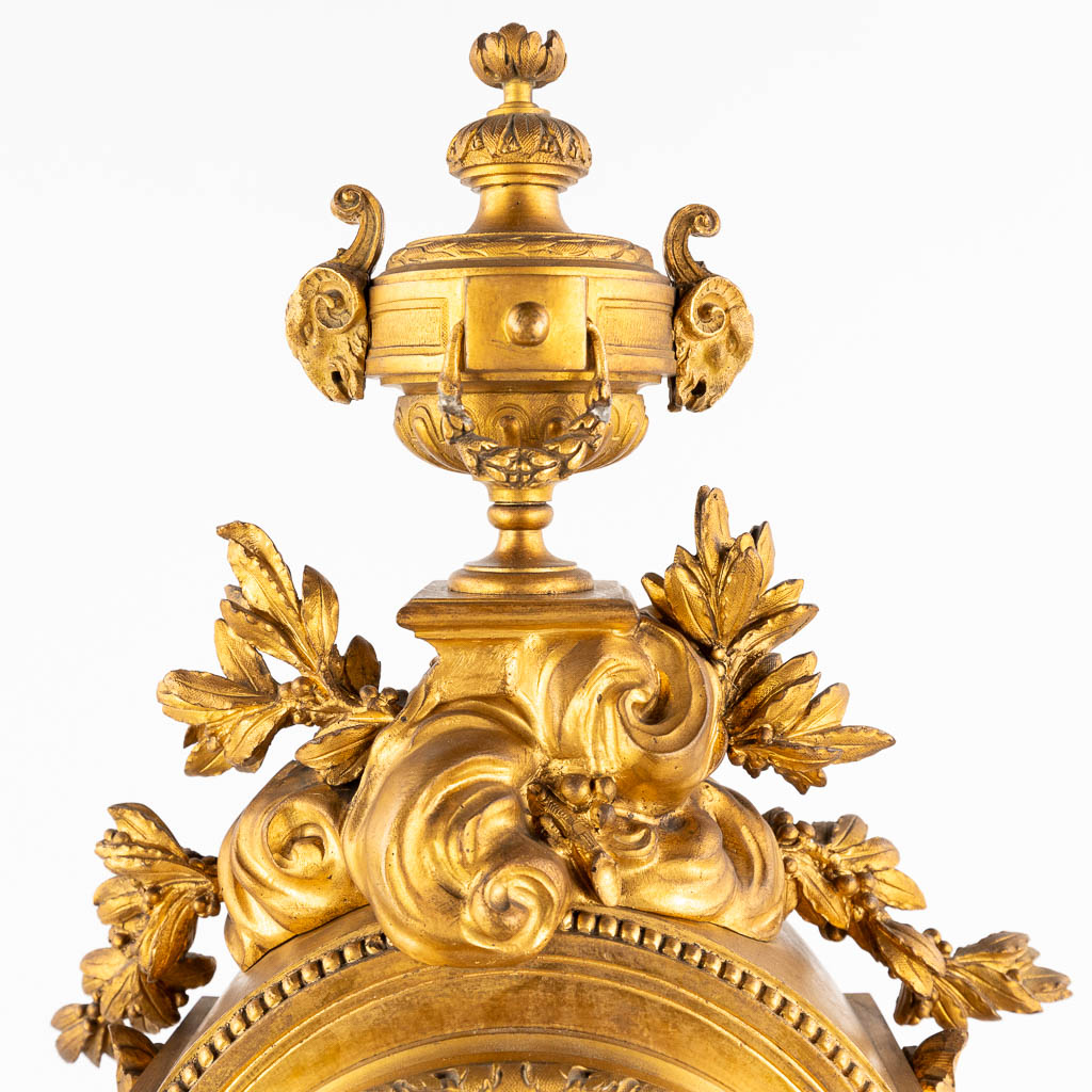 An antique mantle clock, gilt bronze in a Louis XVI style, decorated with ram's heads. Circa 1880. ( - Image 12 of 18