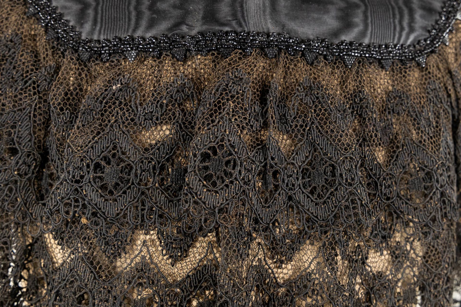 A Fine Brussels Lace 'Point De Gaze' Cape. Circa 1900. - Image 9 of 12