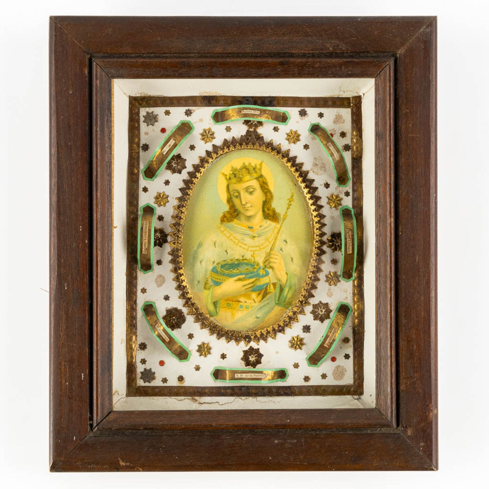 A vintage reliquary frame with 8 relics, in the middle an image of 'Saint Louis, Roi'. (W:25 x H:30 - Image 3 of 8
