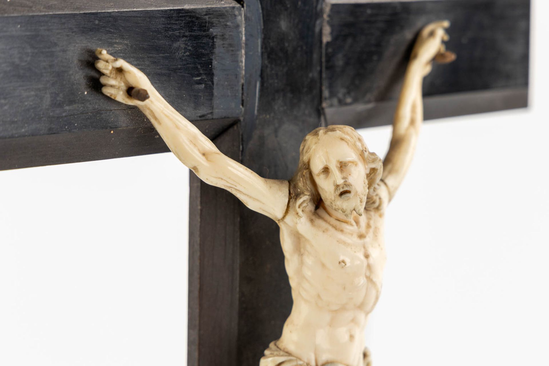 An antique Corpus Christi mounted on an ebonised wood crucifix, Ivory sculpture, 19th C. (L:9,5 x W: - Bild 11 aus 11