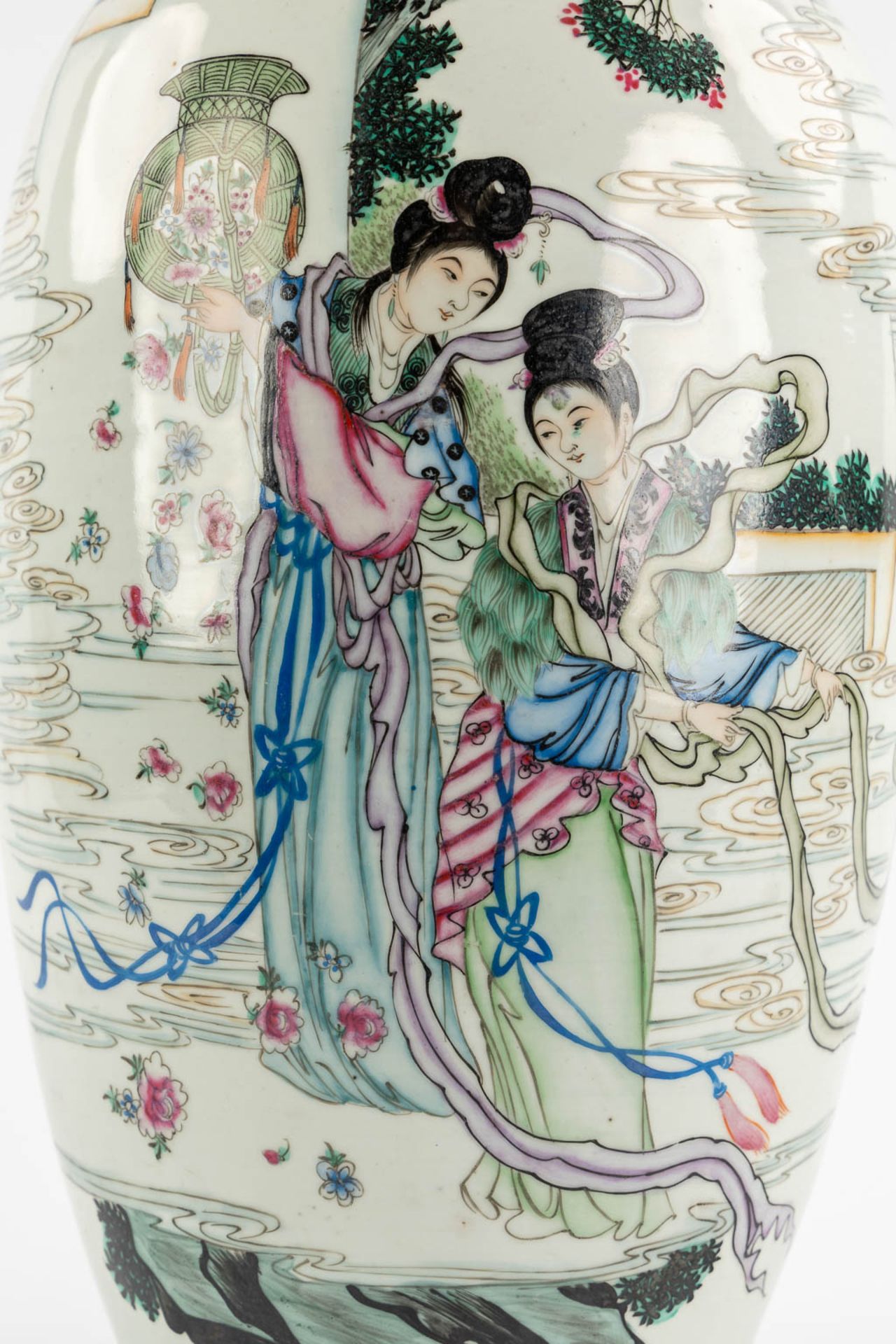 A Chinese vase decorated with ladies, 19th/20th C. (H:57 x D:25 cm) - Bild 10 aus 13