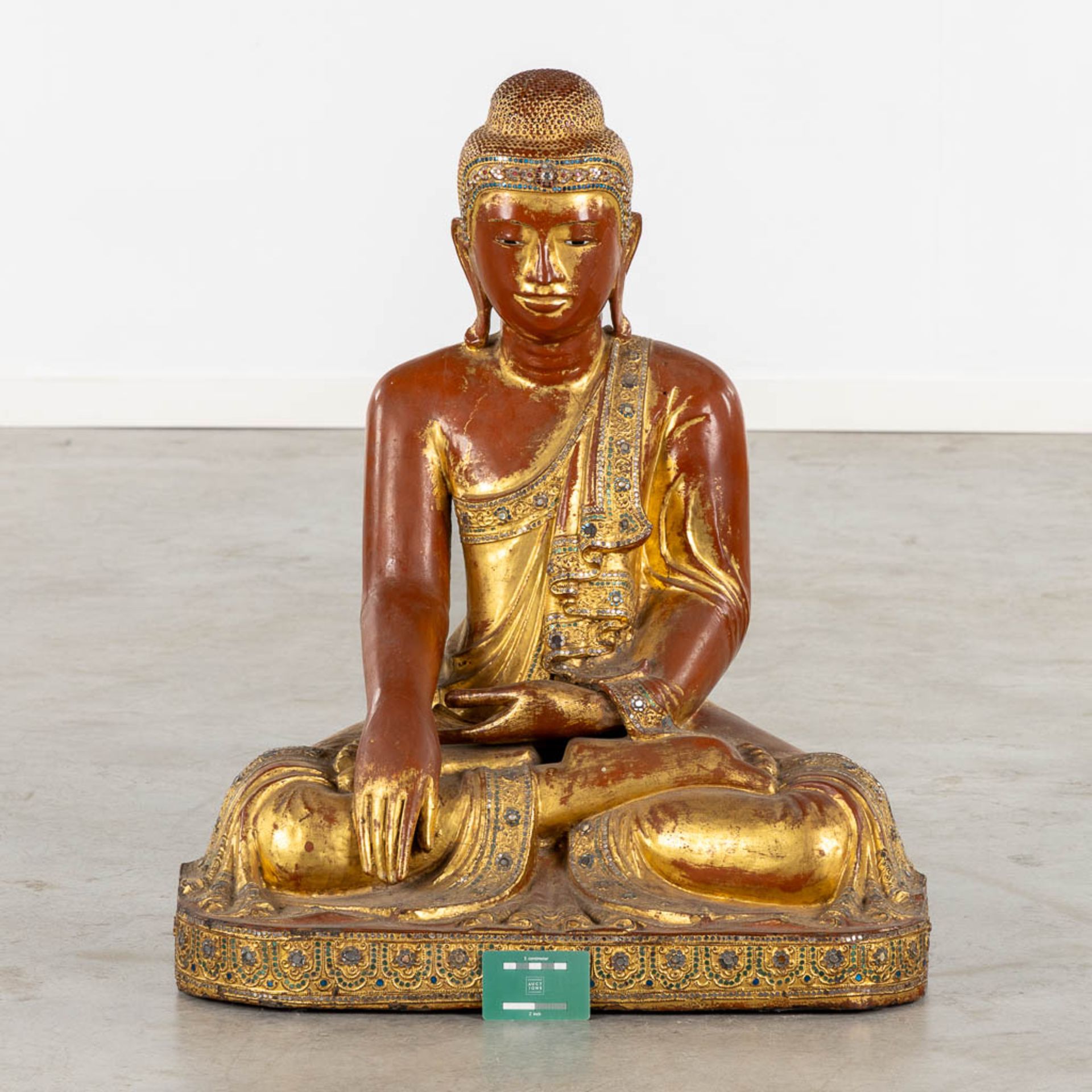 A large wood-sculptured Mandalay Buddha figure, Probably Birma, 19th C. (W:45 x H:72 cm) - Image 2 of 14