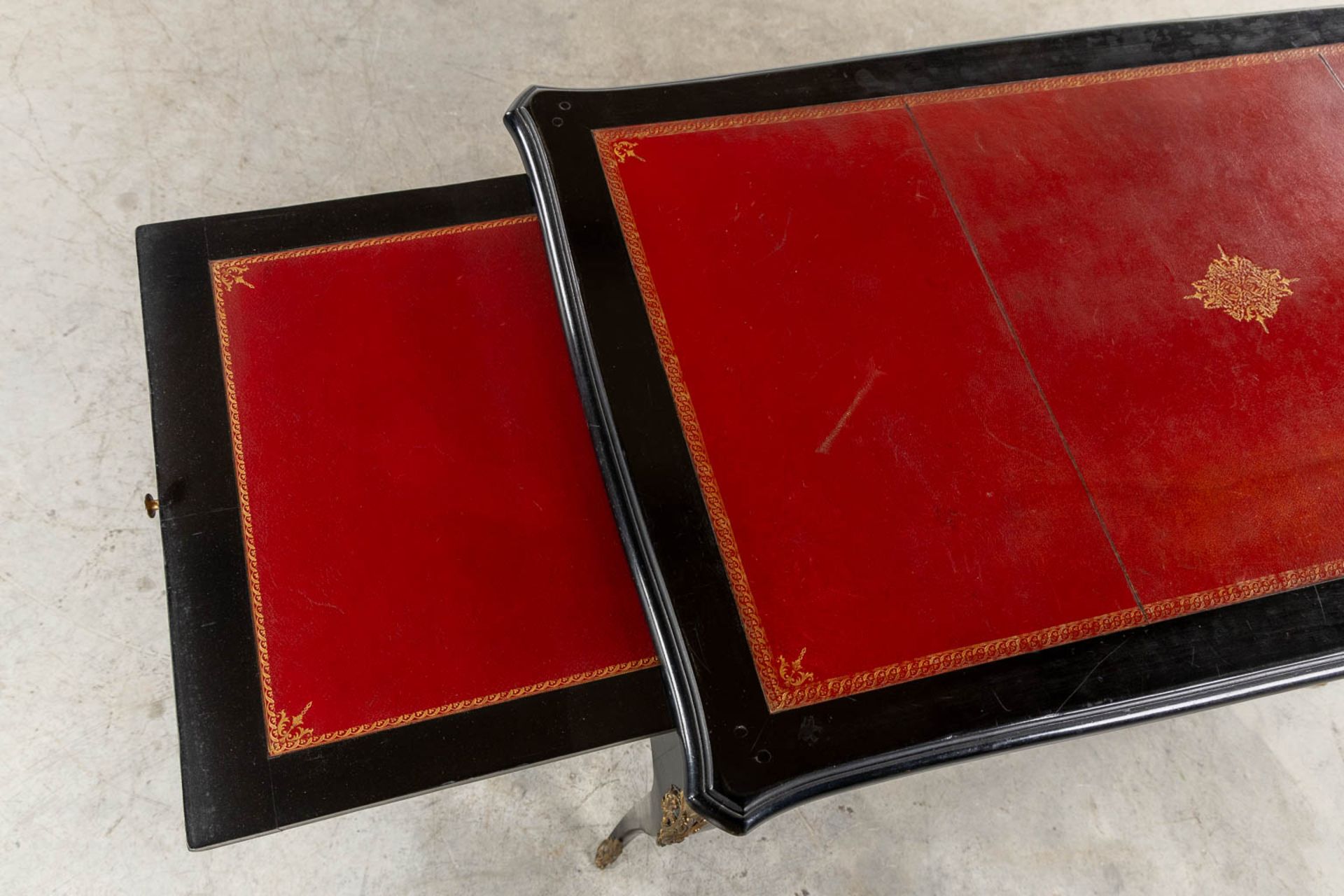 A fine ebonised wood Ladies desk, mounted with gilt bronze in Louis XV style. (L:64 x W:116 x H:76 c - Image 13 of 14