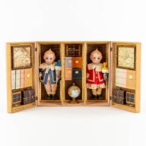 Hertel Schwab, Two 'Kewpie' dolls in the original box. Glass Eyes, Germany. (L:7,5 x W:59 x H:26 cm)