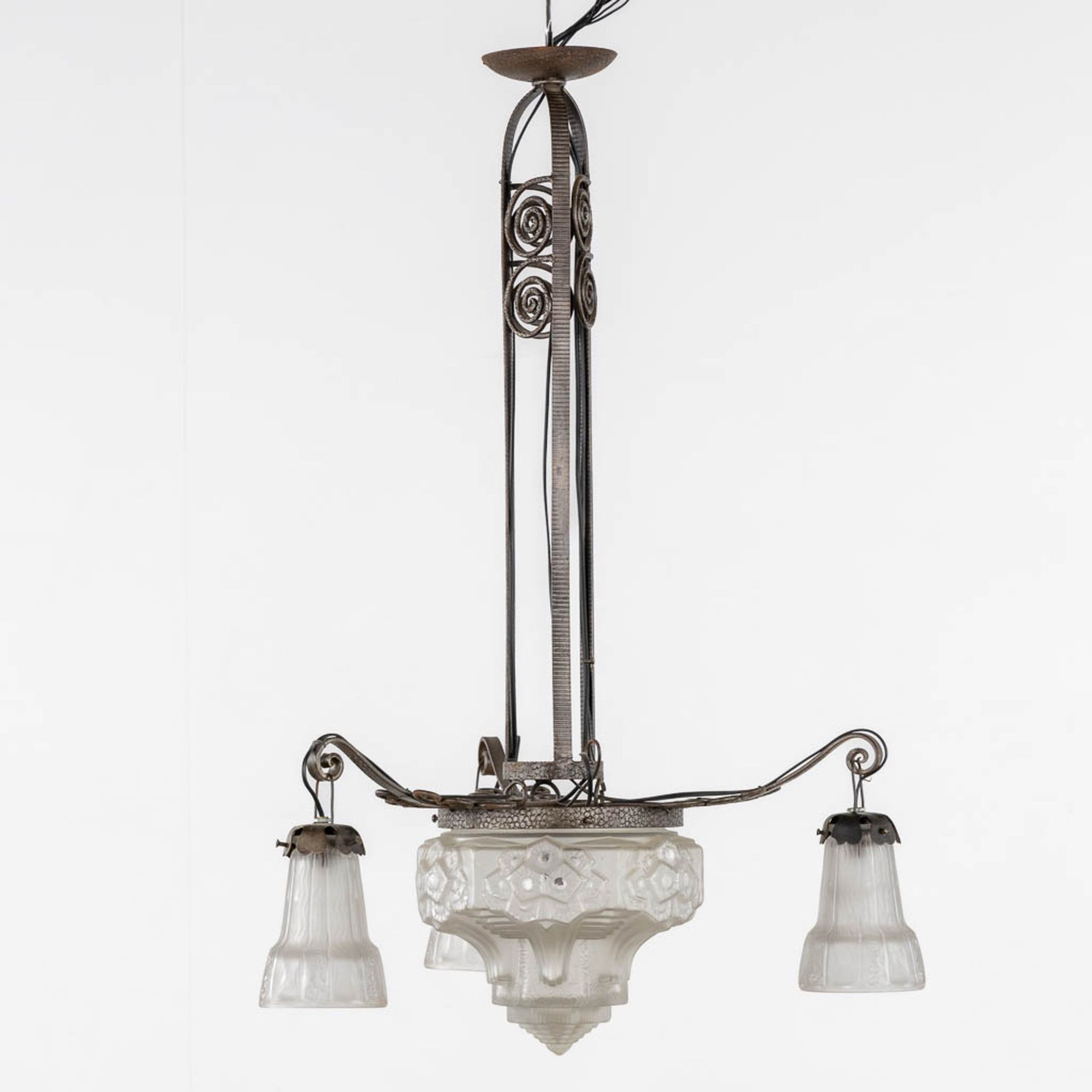 Muller Frères, Luneville, A wrought-iron and glass chandelier, Art Deco. (H:88 x D:50 cm)