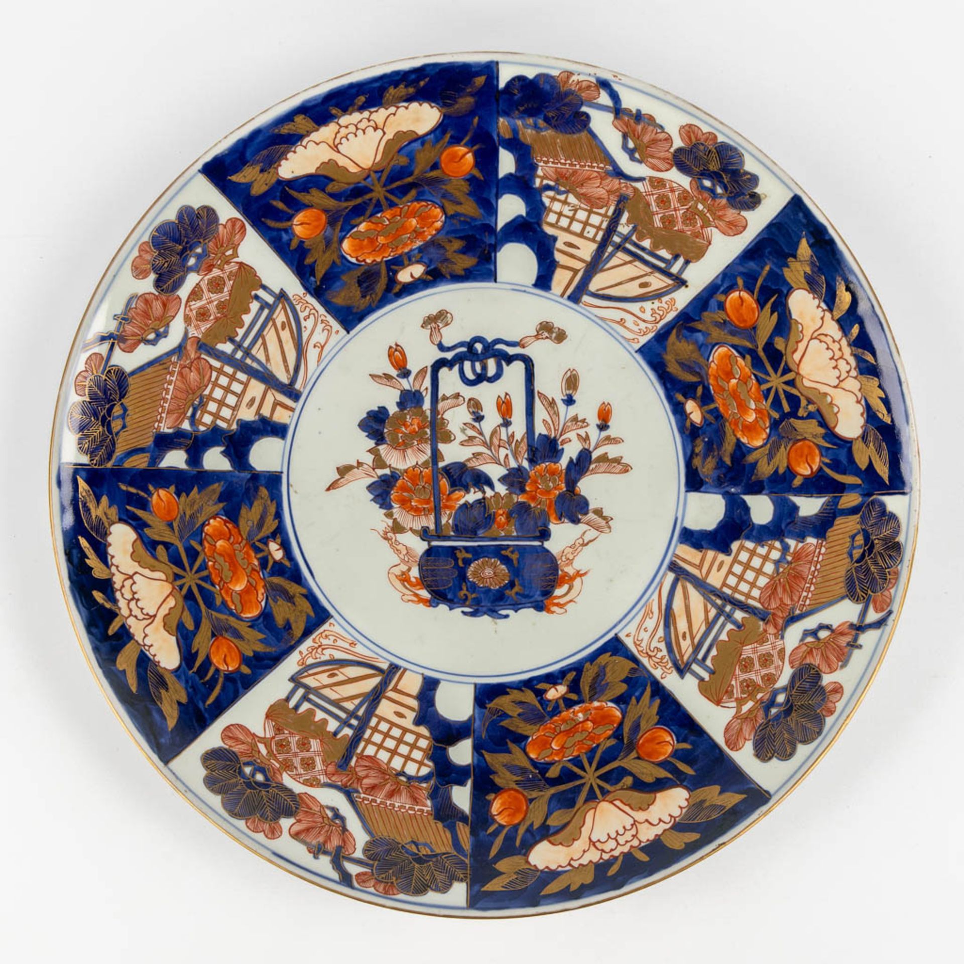 A pair of large Japanese Imari plates, 19th/20th C. (D:47 cm) - Image 8 of 13