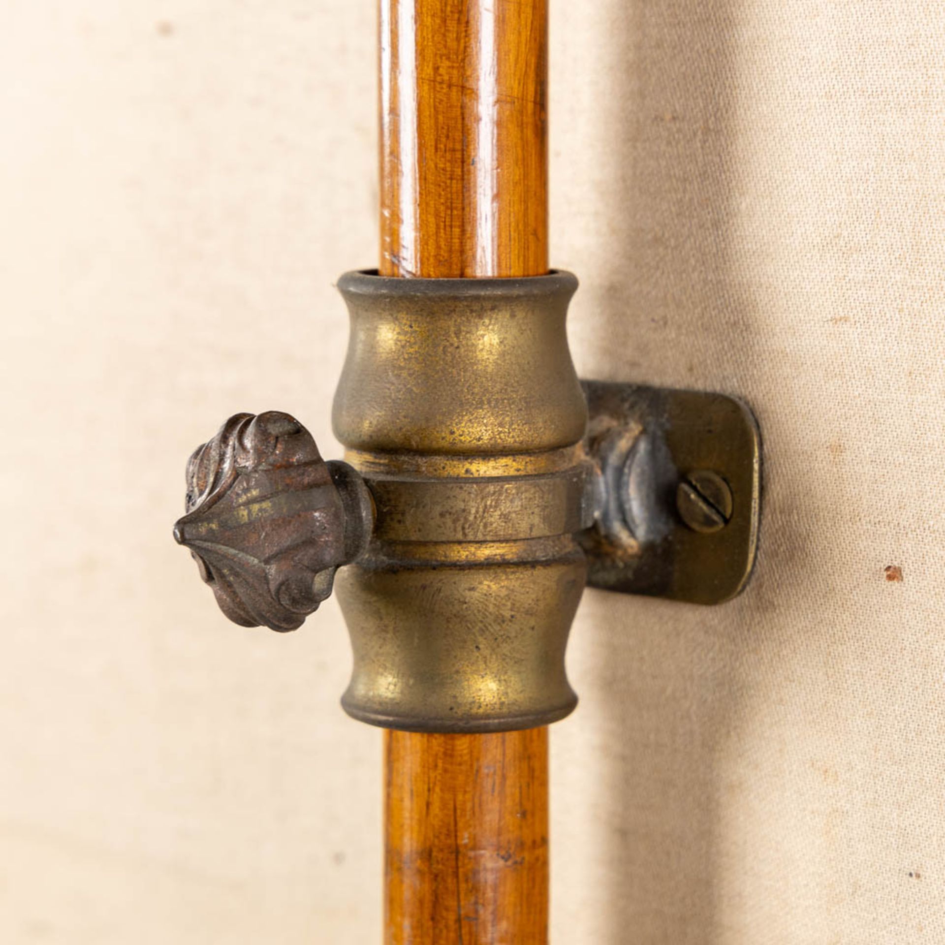 A rare, wood sculptured 'Pole Screen', mahogany and brass. England, 19th C. (L:29 x W:29 x H:148 cm) - Bild 8 aus 9