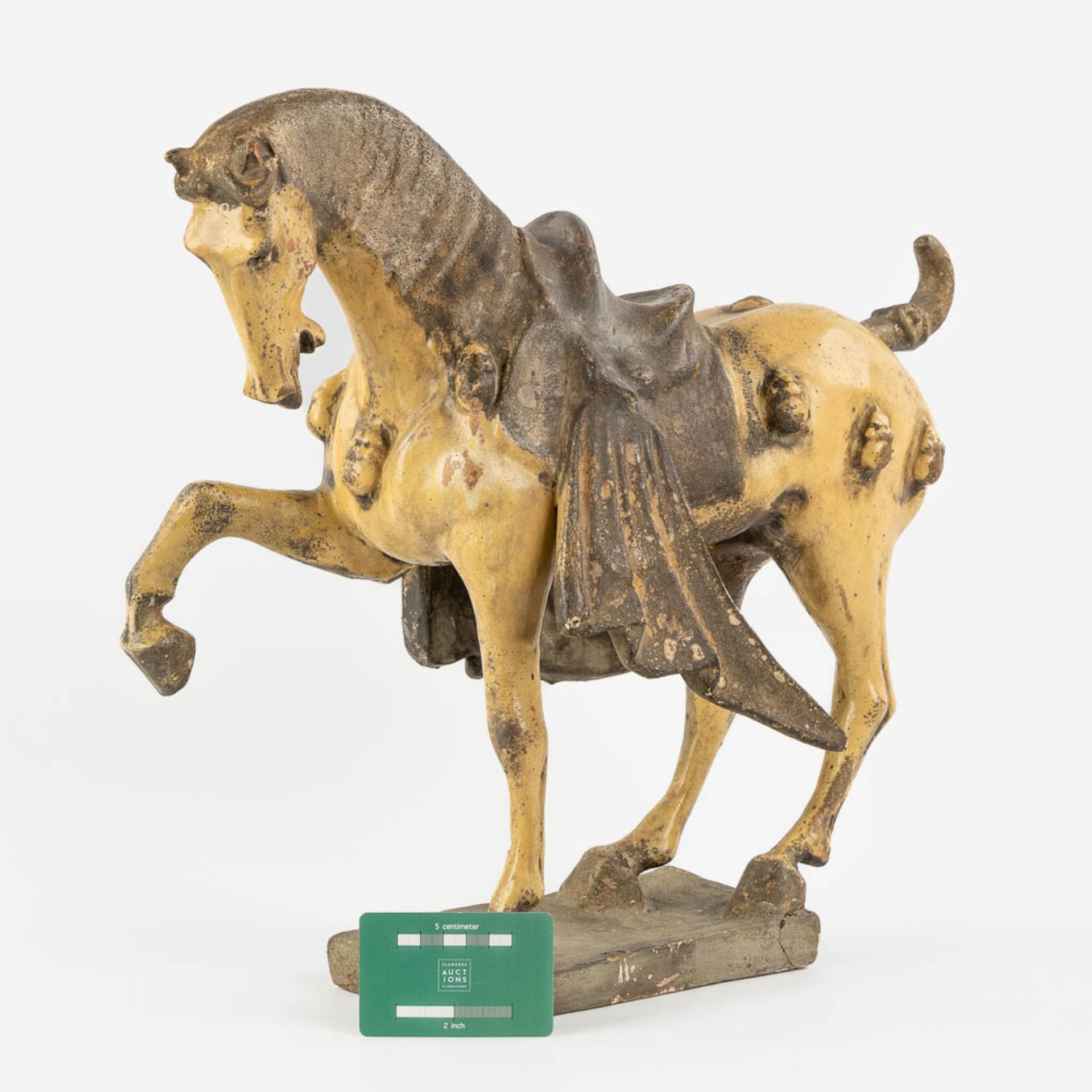 A terracotta figurine of a horse, in the style of Tang Dynasty. (L:20 x W:42 x H:42 cm) - Image 2 of 12