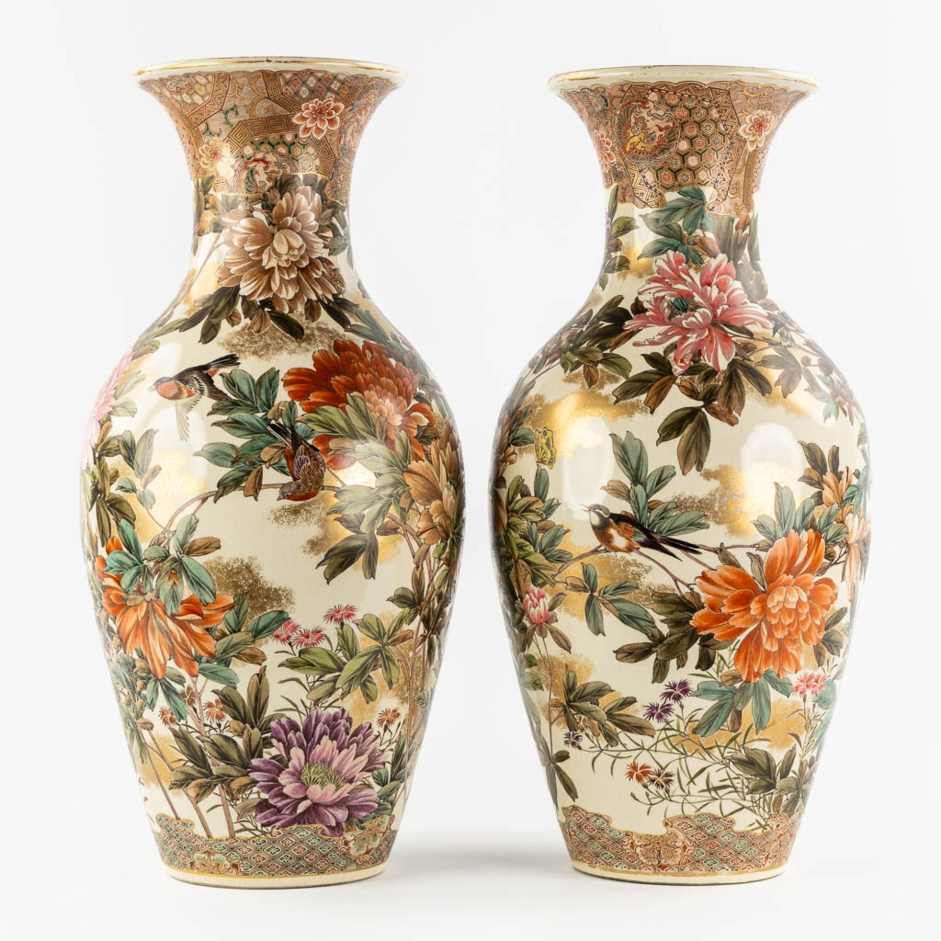 A pair of very finely painted, Japanse vases with a Fauna and Flora decor. (H:62 x D:30 cm) - Bild 4 aus 16