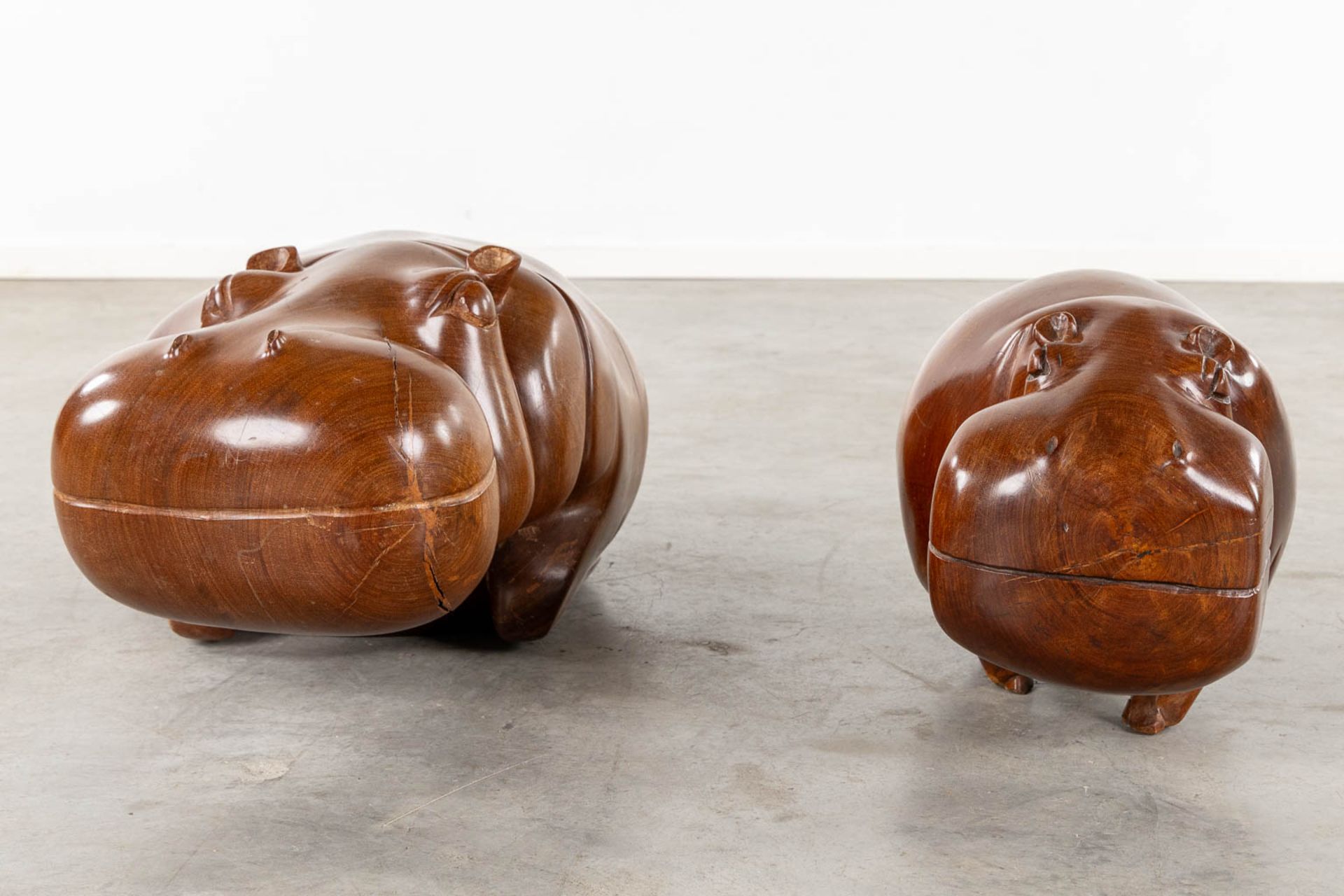 Two benches in the shape of a hippo, sculptured mahogany. (L:50 x W:94 x H:35 cm) - Image 3 of 13