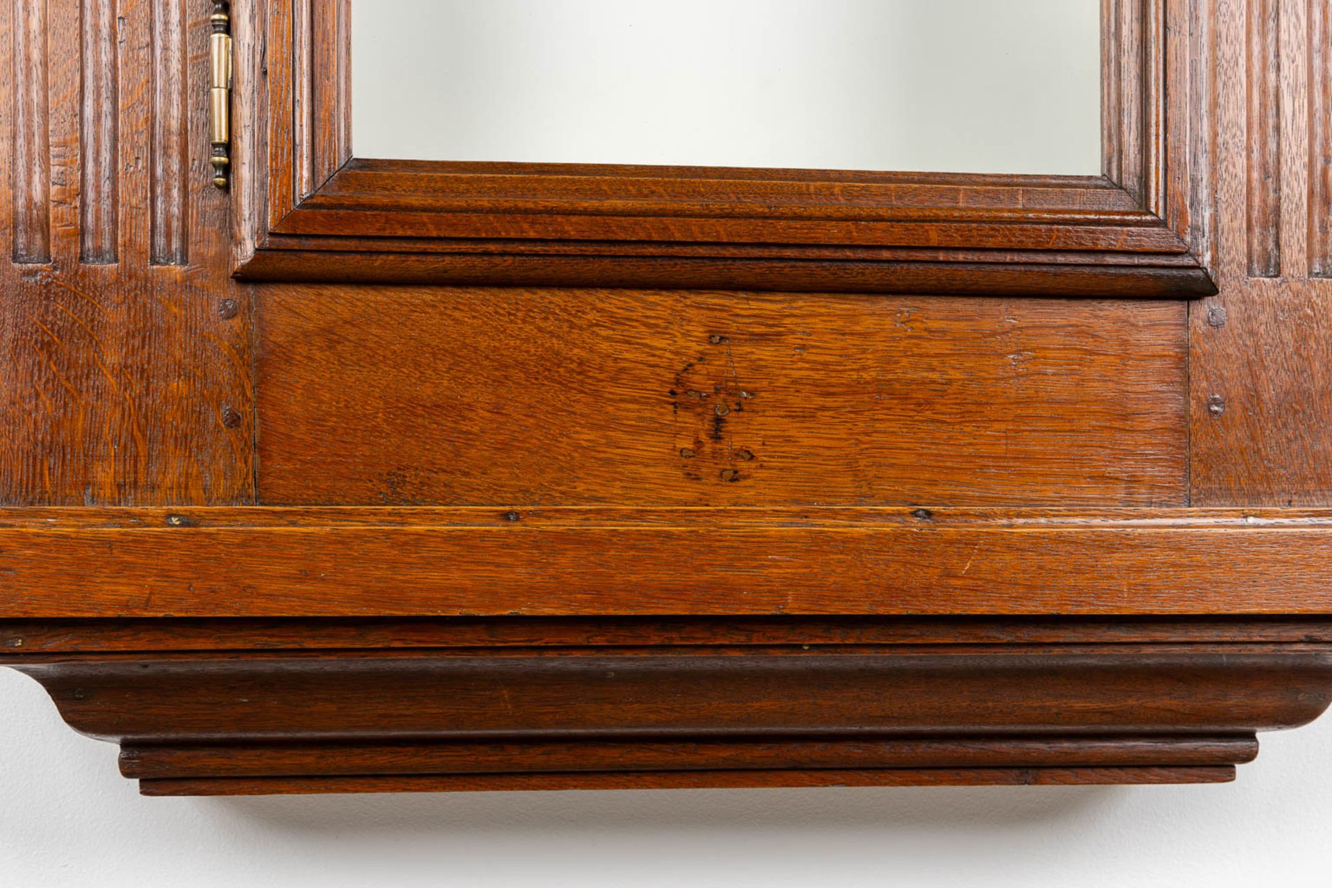 A small wall-mounted display cabinet, Oak, 19th C. (L:23 x W:75 x H:96 cm) - Image 6 of 8