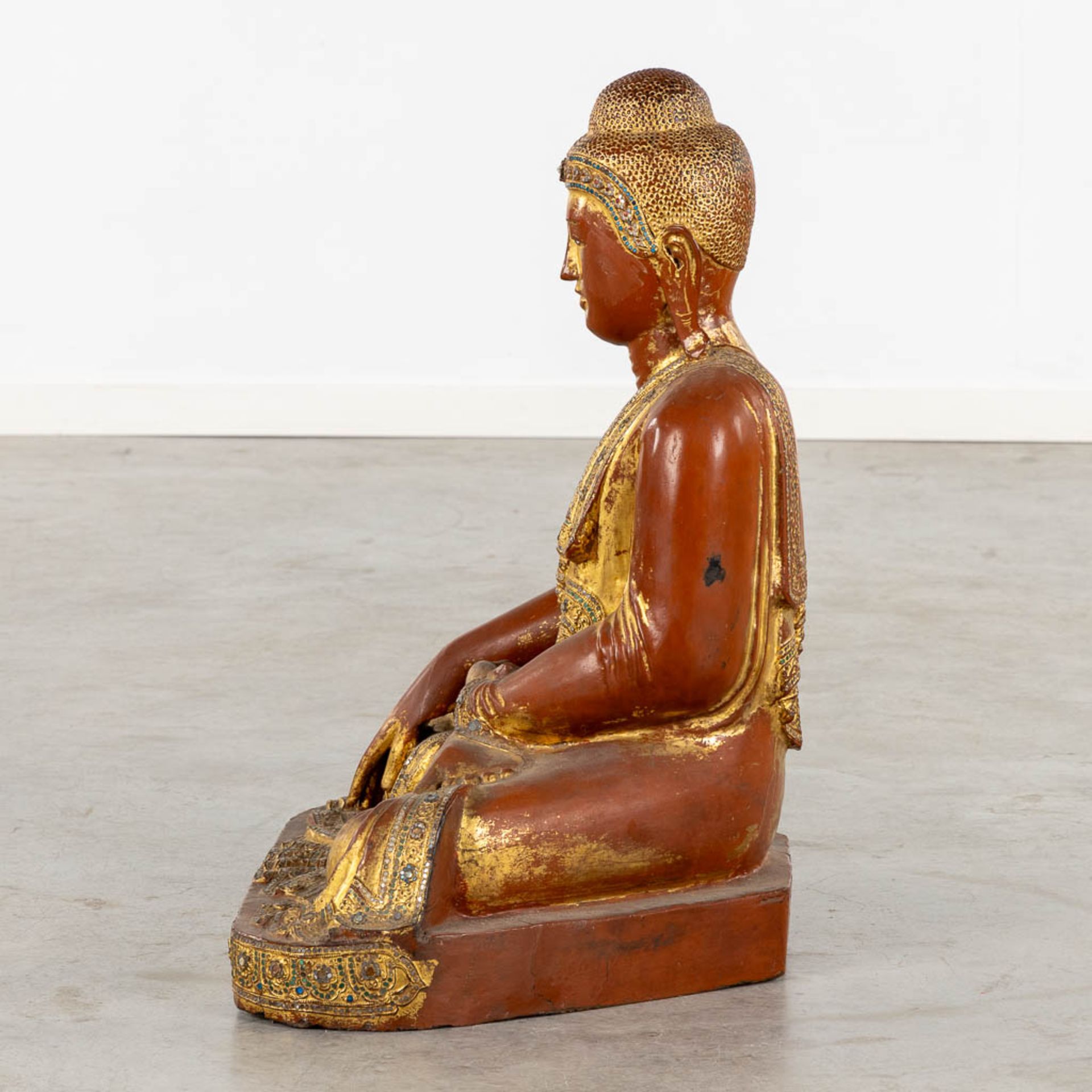 A large wood-sculptured Mandalay Buddha figure, Probably Birma, 19th C. (W:45 x H:72 cm) - Image 6 of 14
