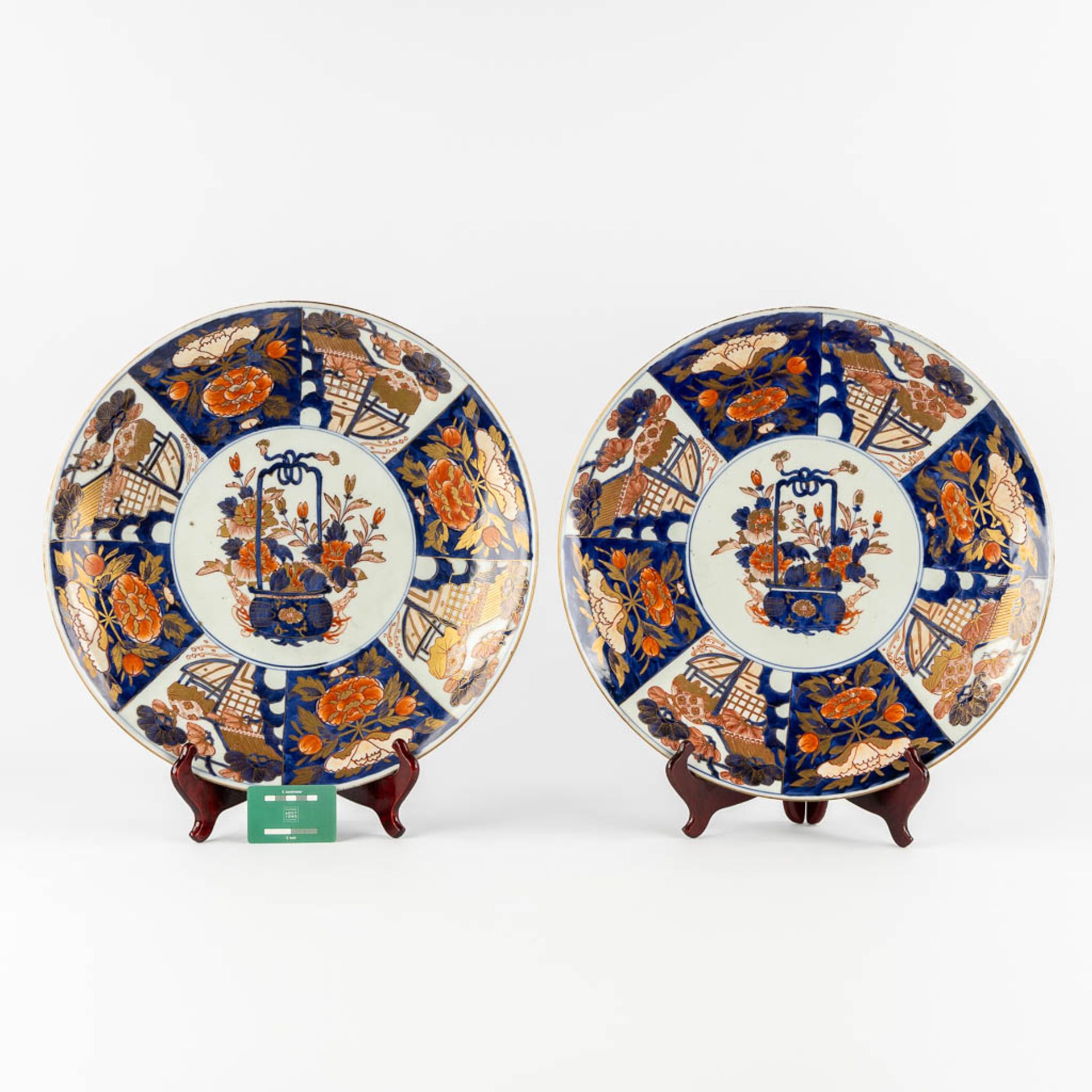 A pair of large Japanese Imari plates, 19th/20th C. (D:47 cm) - Image 2 of 13