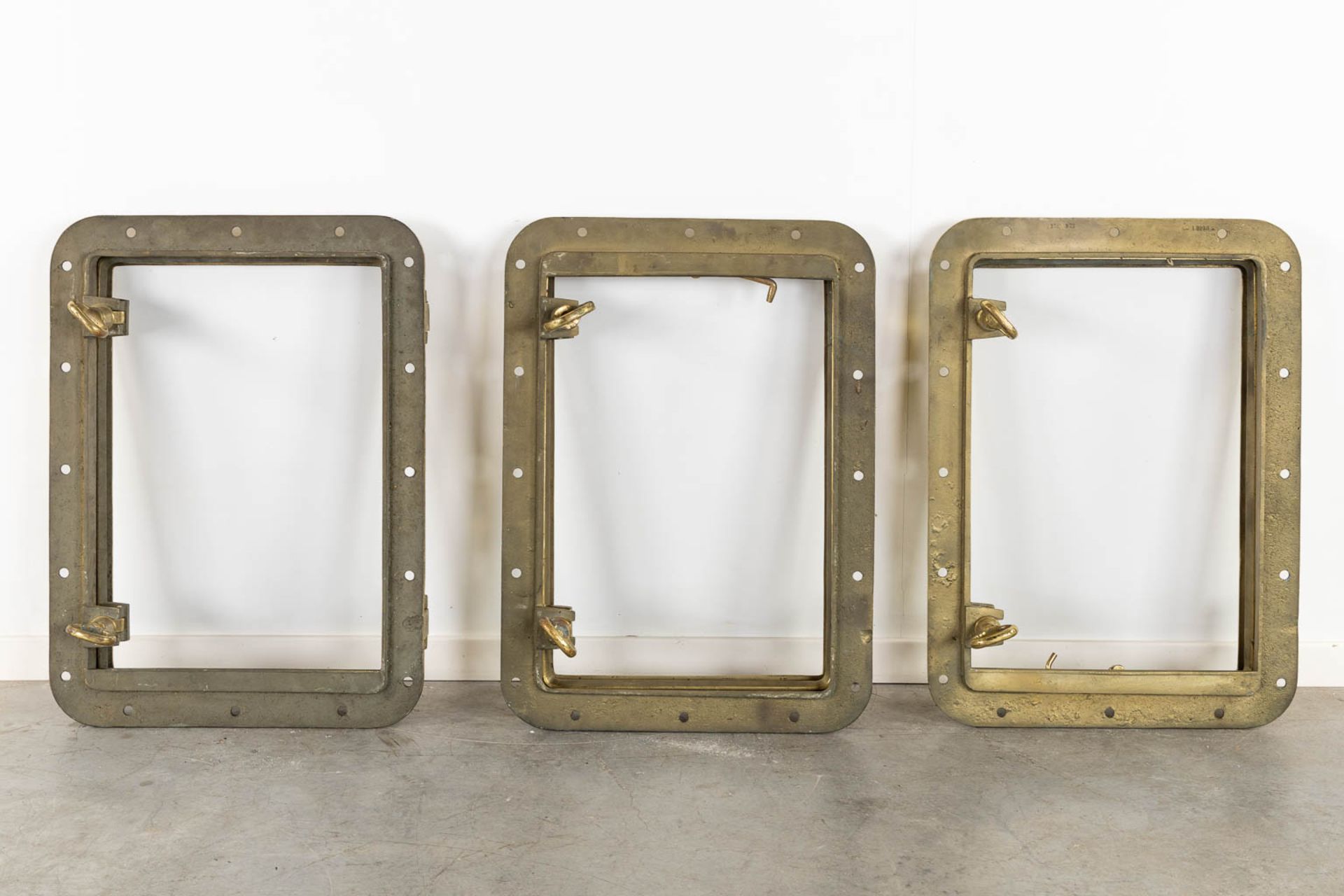 Three rectangular portholes, bronze. (L:17 x W:53 x H:74 cm) - Bild 7 aus 9