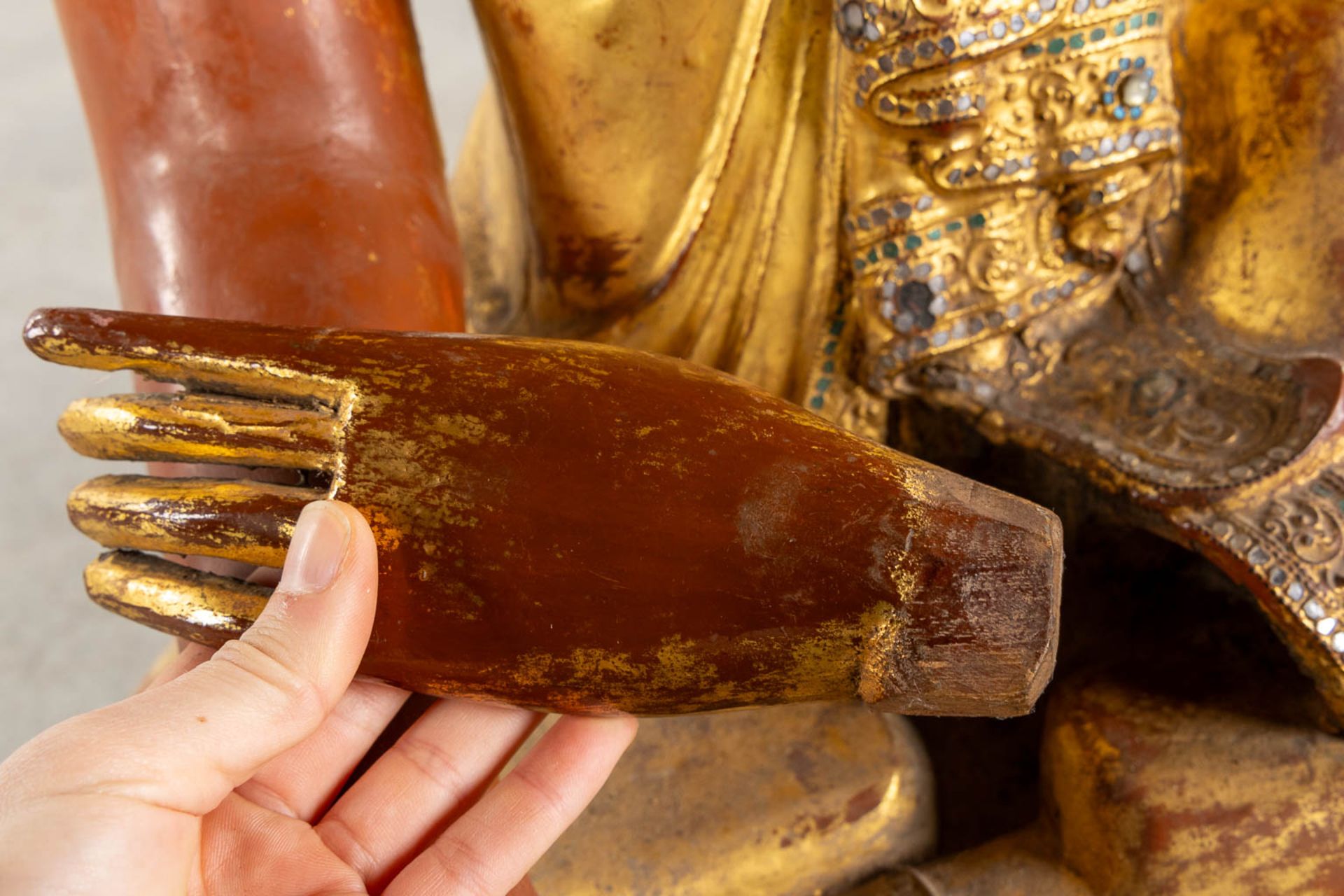 A large wood-sculptured Mandalay Buddha figure, Probably Birma, 19th C. (W:45 x H:72 cm) - Image 14 of 14