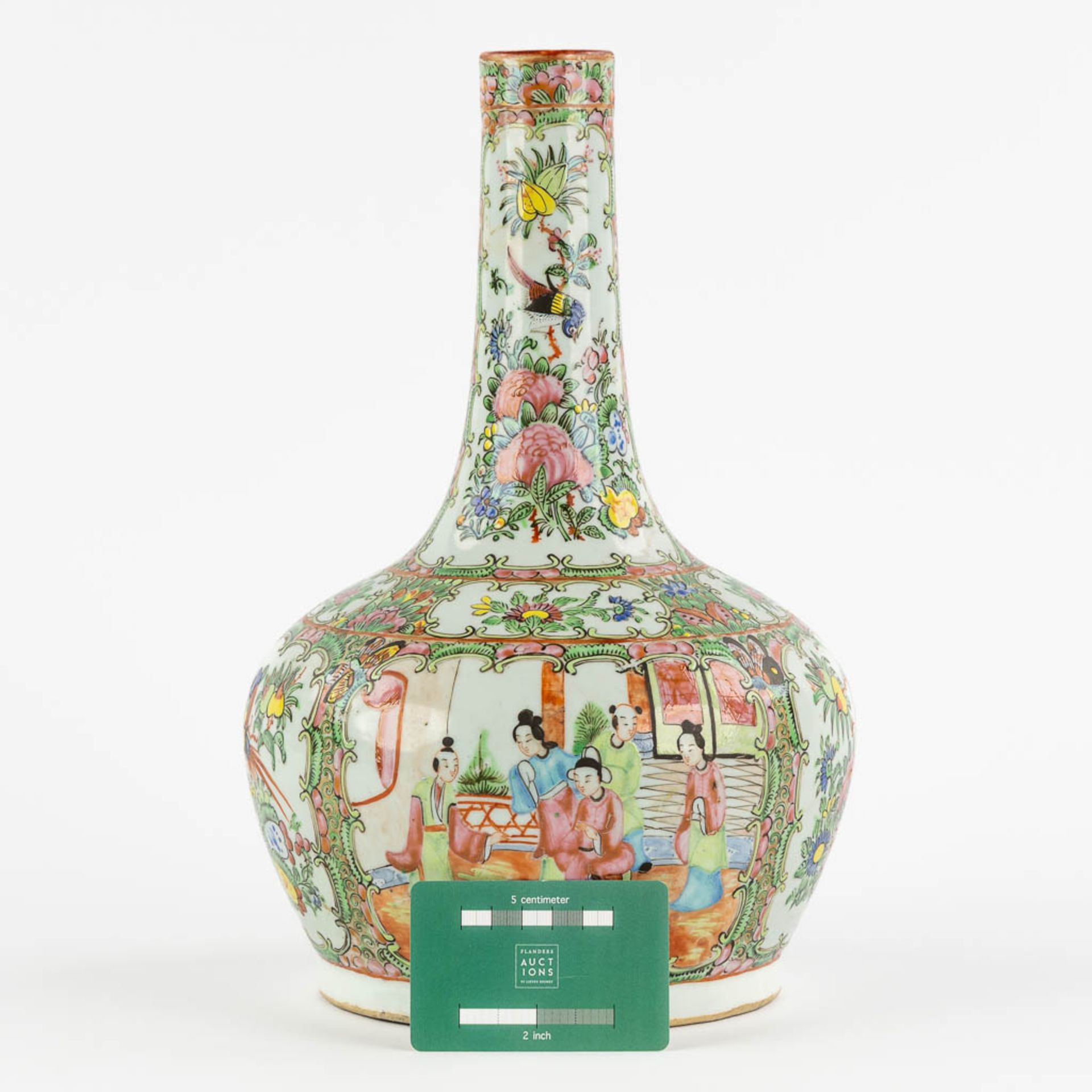 A Chinese Canton vase with a long neck, 19th/20th C. (H:33 x D:22 cm) - Bild 2 aus 10
