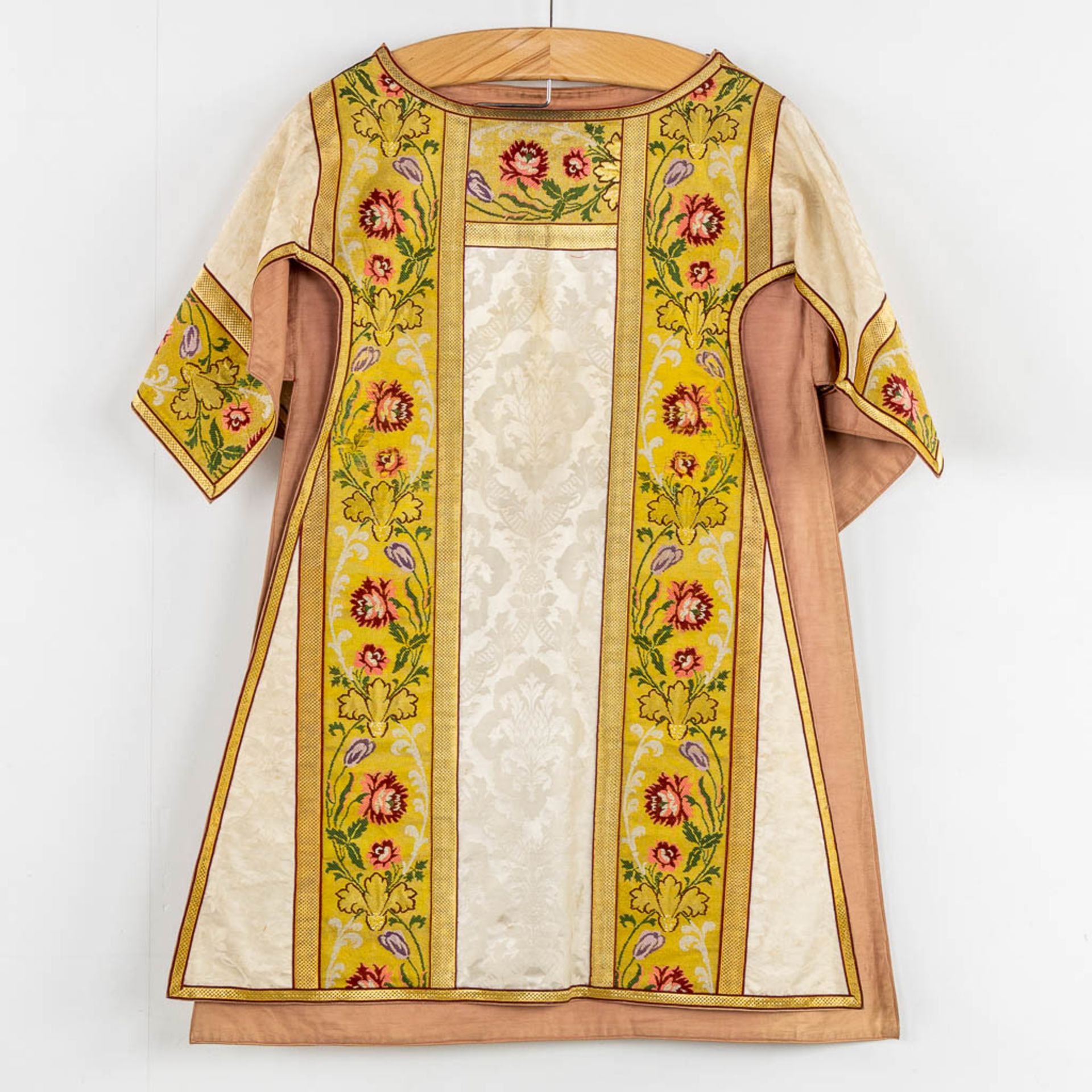 Four Dalmatics and two Roman Chasubles, Embroideries with floral decors. - Bild 12 aus 39